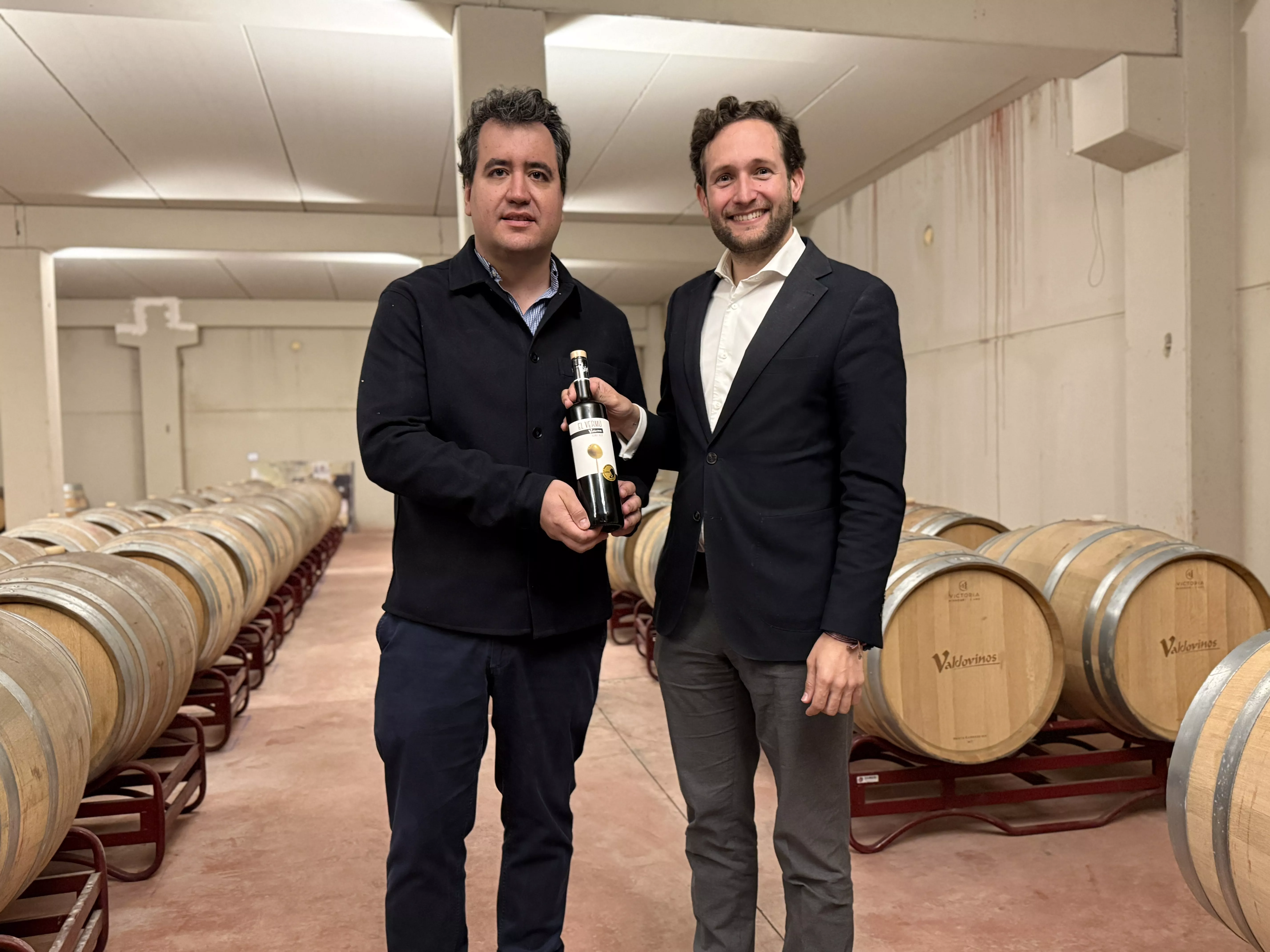Isaac Claver y  Javier Valdovinos posan junto al vermú Gran Oro.