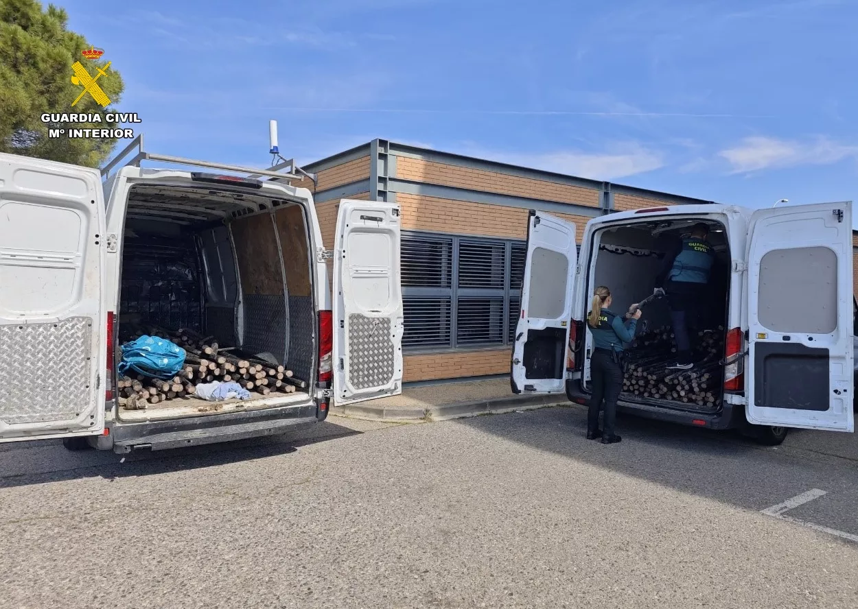 Cuatro detenidos en la AP-2 en Fraga con 4,8 toneladas de cobre en dos furgonetas.