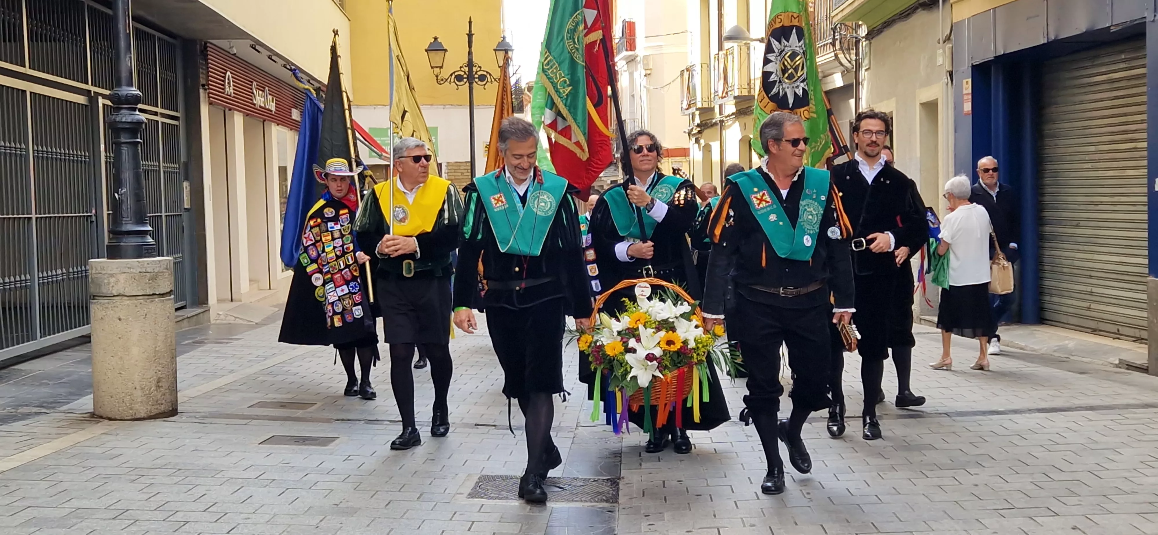 Ofrenda de los tunos en la Basílica de San Lorenzo. Foto Myriam Martínez