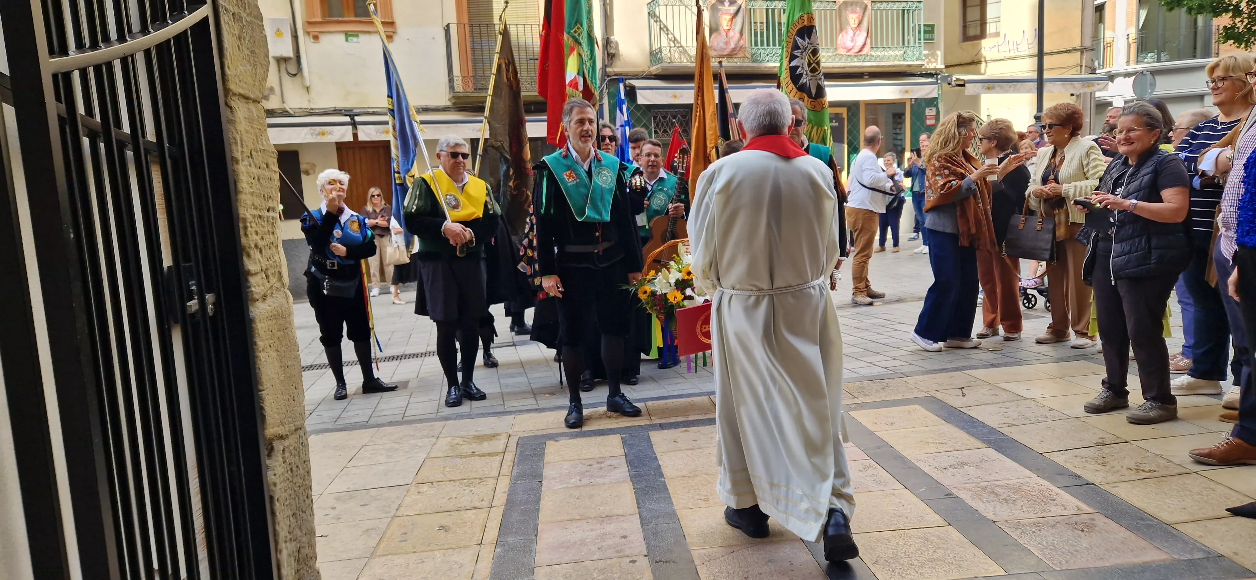 Ofrenda de los tunos en la Basílica de San Lorenzo. Foto Myriam Martínez