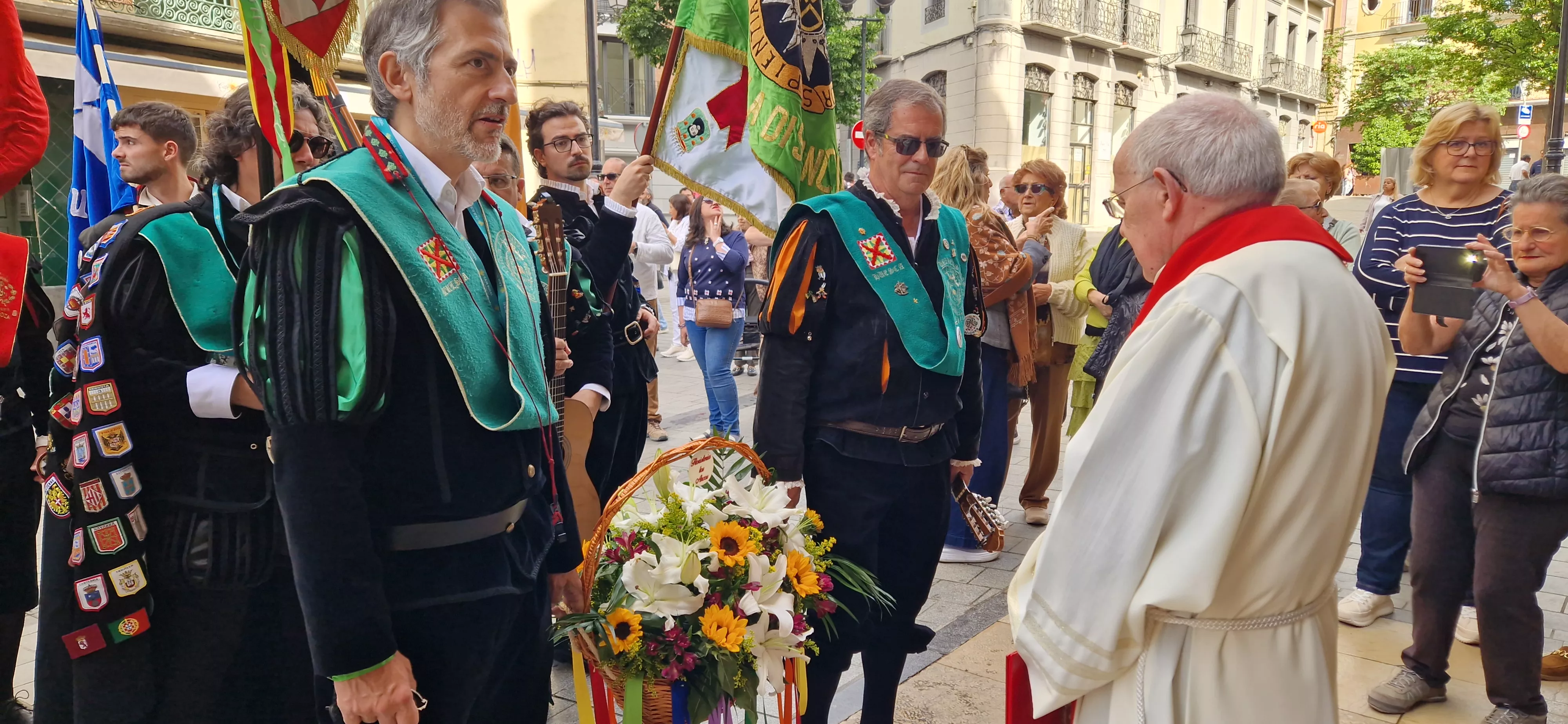 Ofrenda de los tunos en la Basílica de San Lorenzo. Foto Myriam Martínez