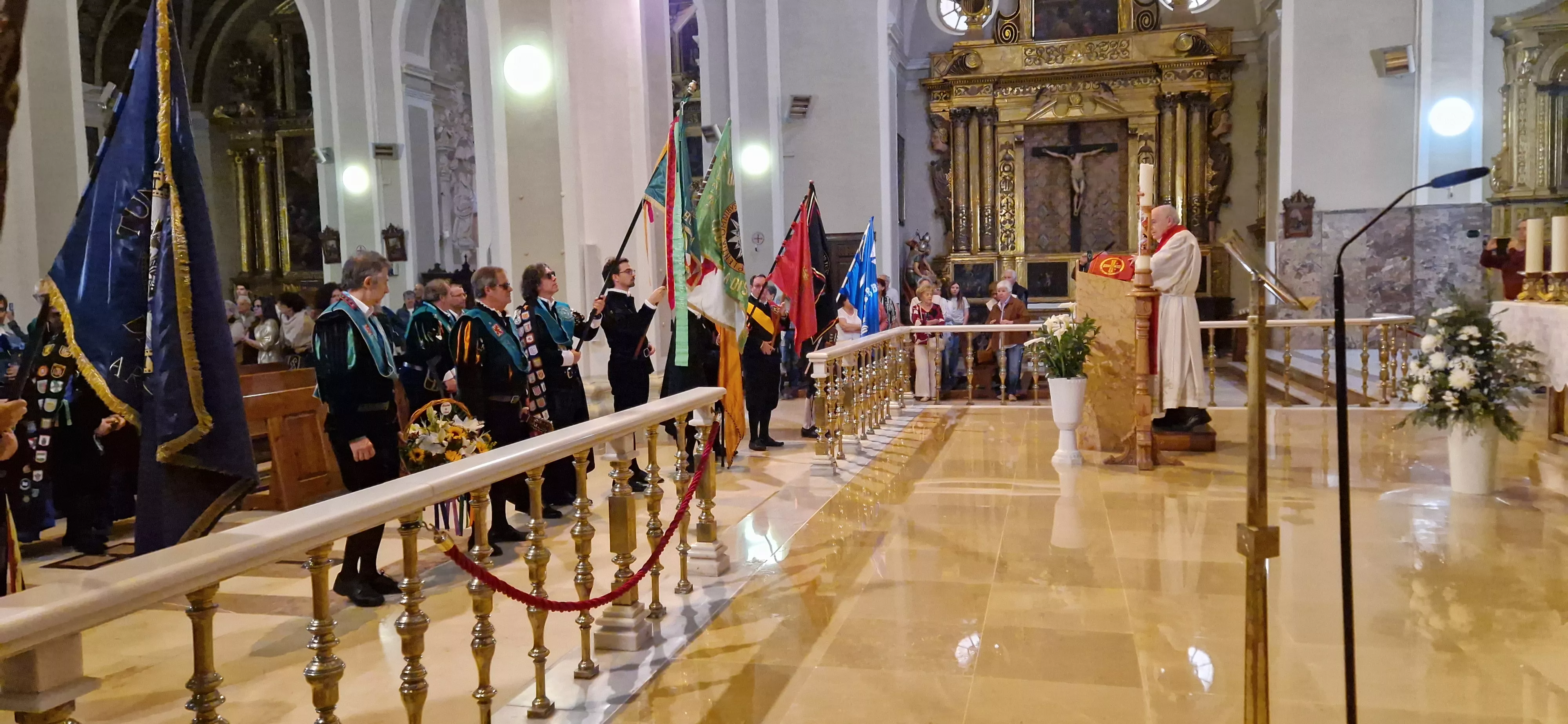 Ofrenda de los tunos en la Basílica de San Lorenzo. Foto Myriam Martínez