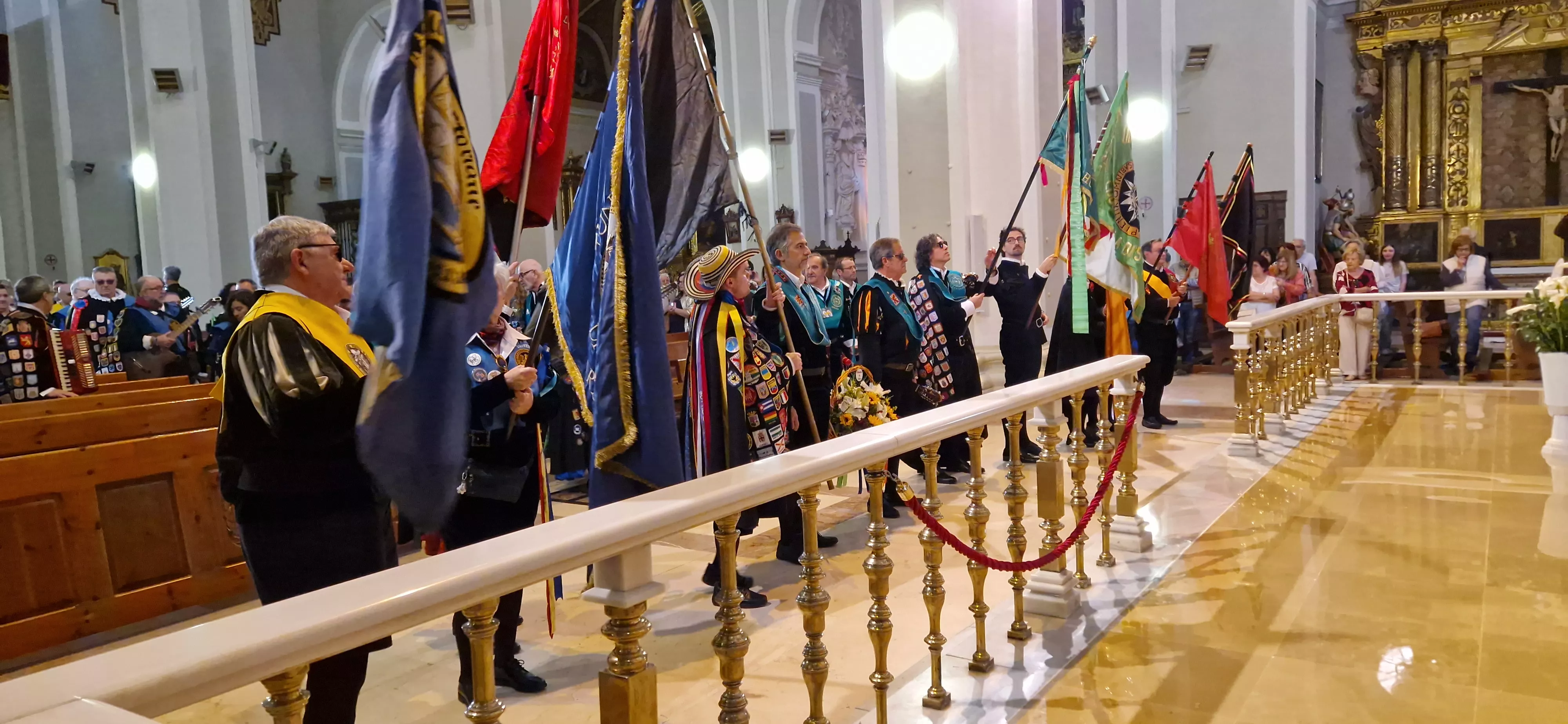 Ofrenda de los tunos en la Basílica de San Lorenzo. Foto Myriam Martínez