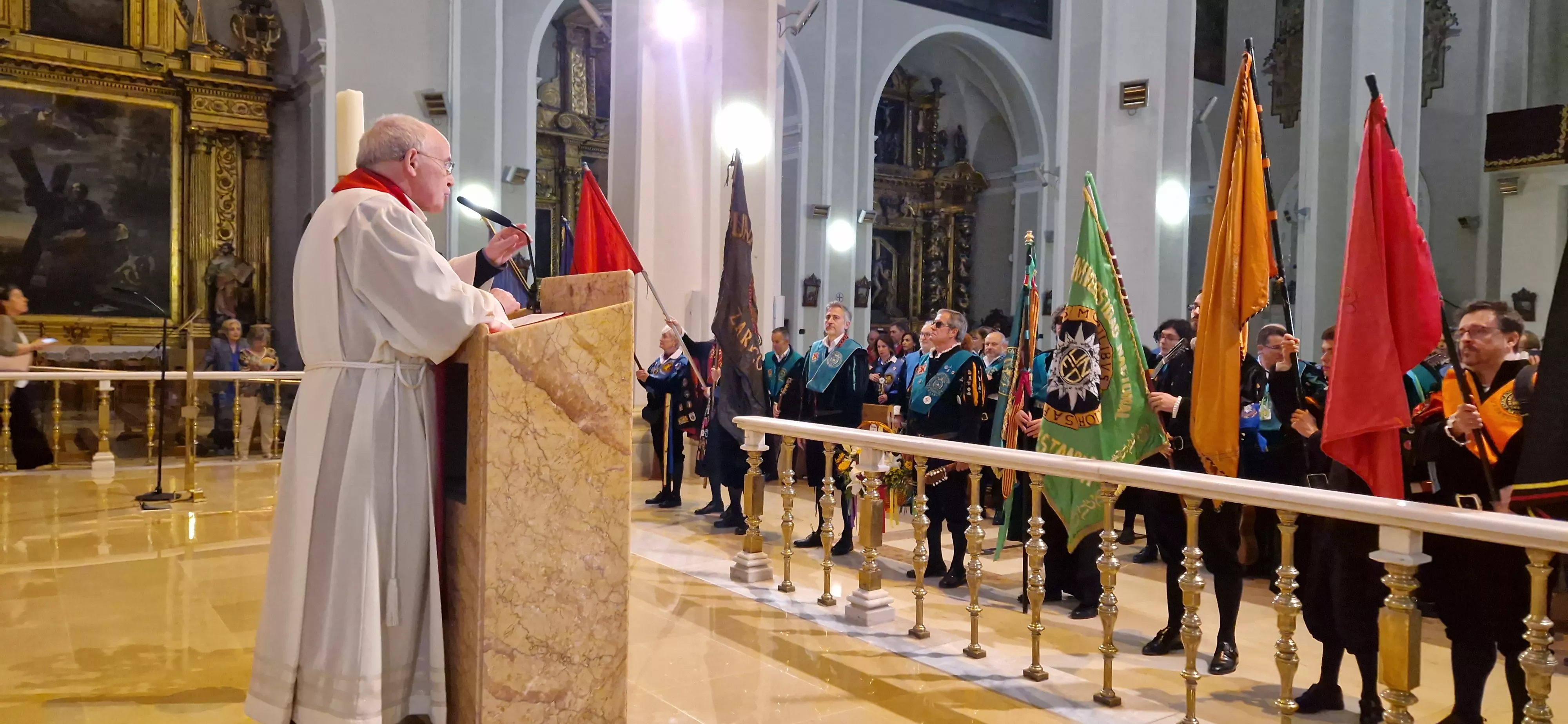 Ofrenda de los tunos en la Basílica de San Lorenzo. Foto Myriam Martínez
