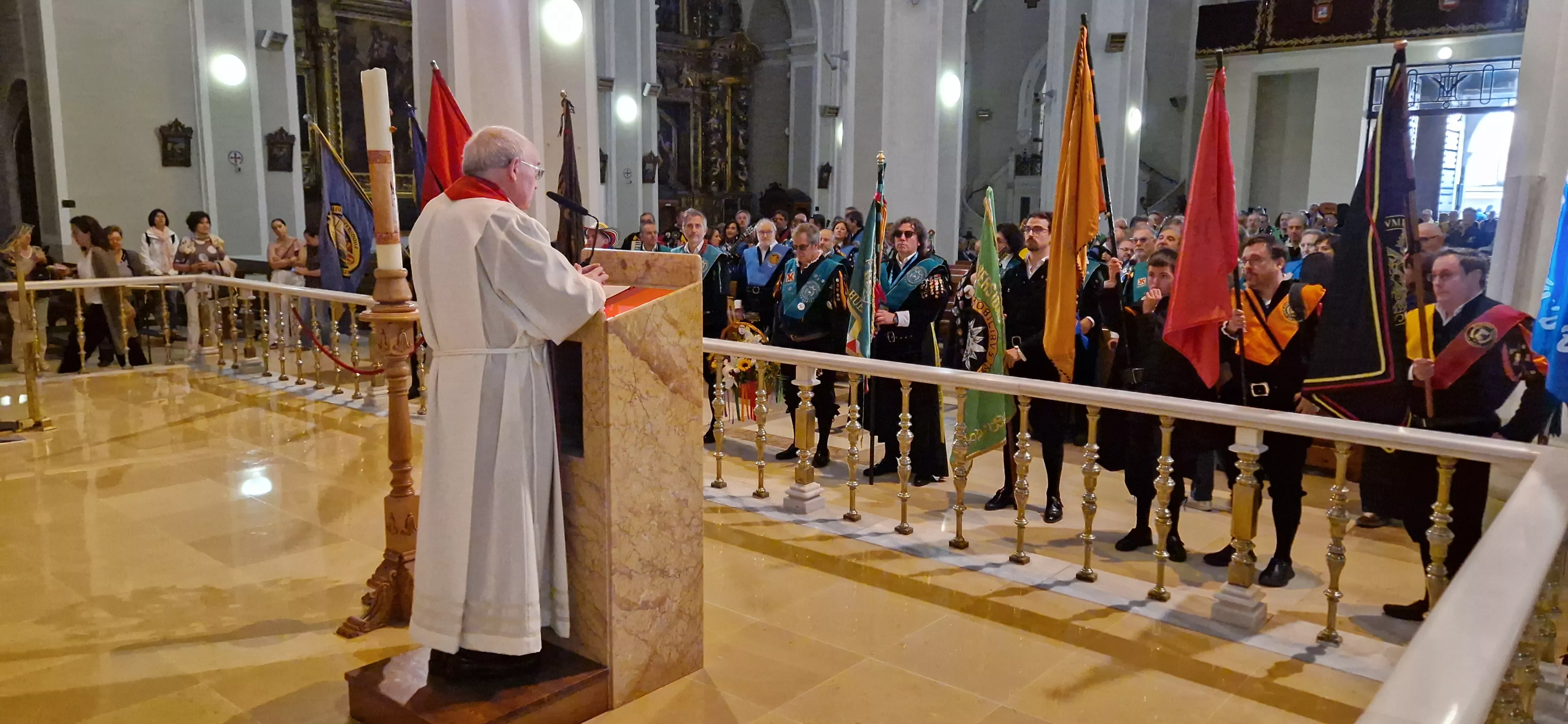 Ofrenda de los tunos en la Basílica de San Lorenzo. Foto Myriam Martínez
