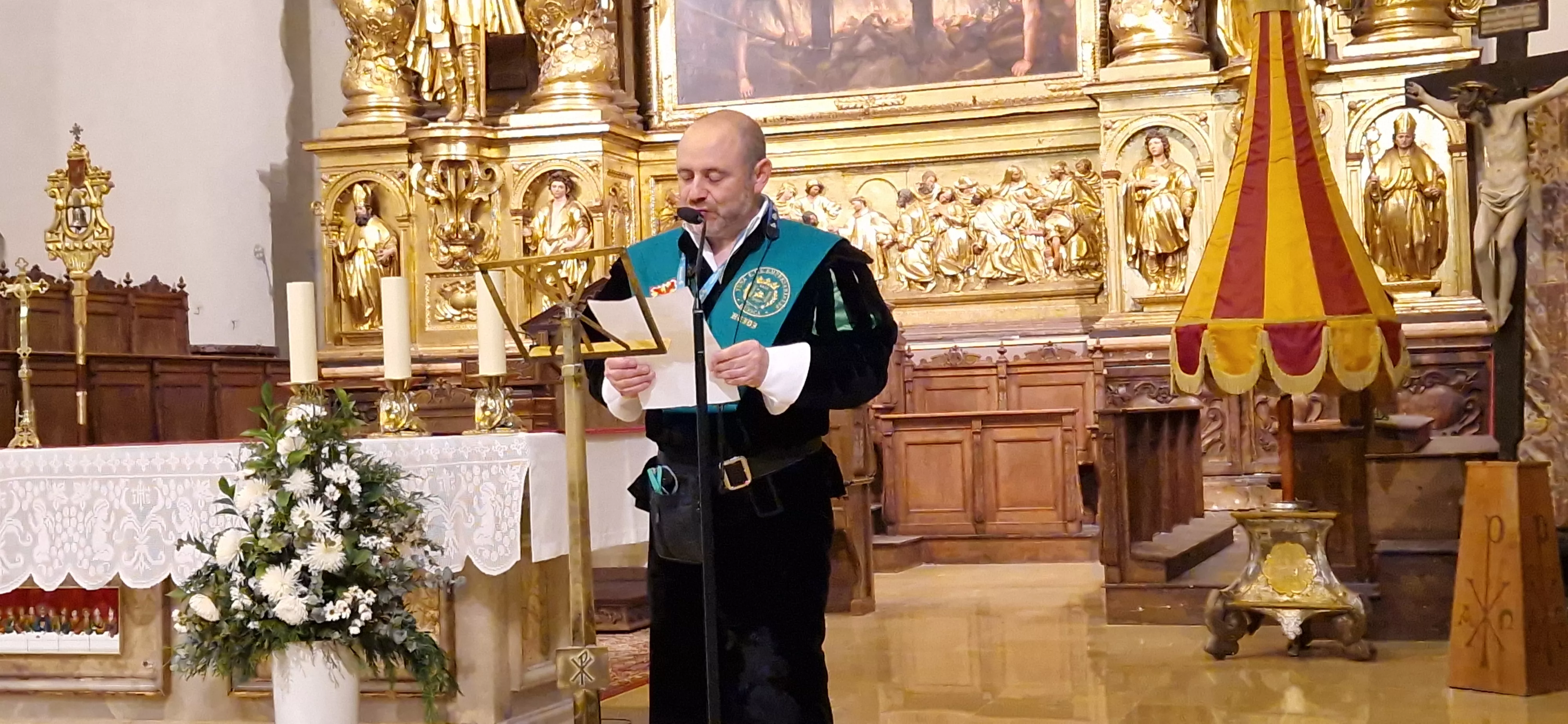 Ofrenda de los tunos en la Basílica de San Lorenzo. Foto Myriam Martínez