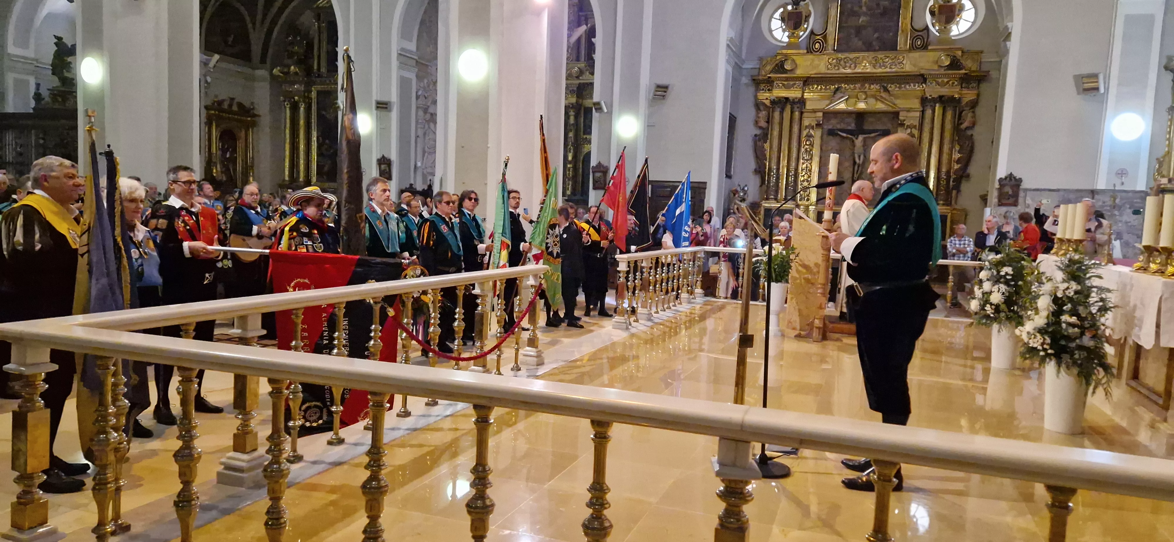 Ofrenda de los tunos en la Basílica de San Lorenzo. Foto Myriam Martínez