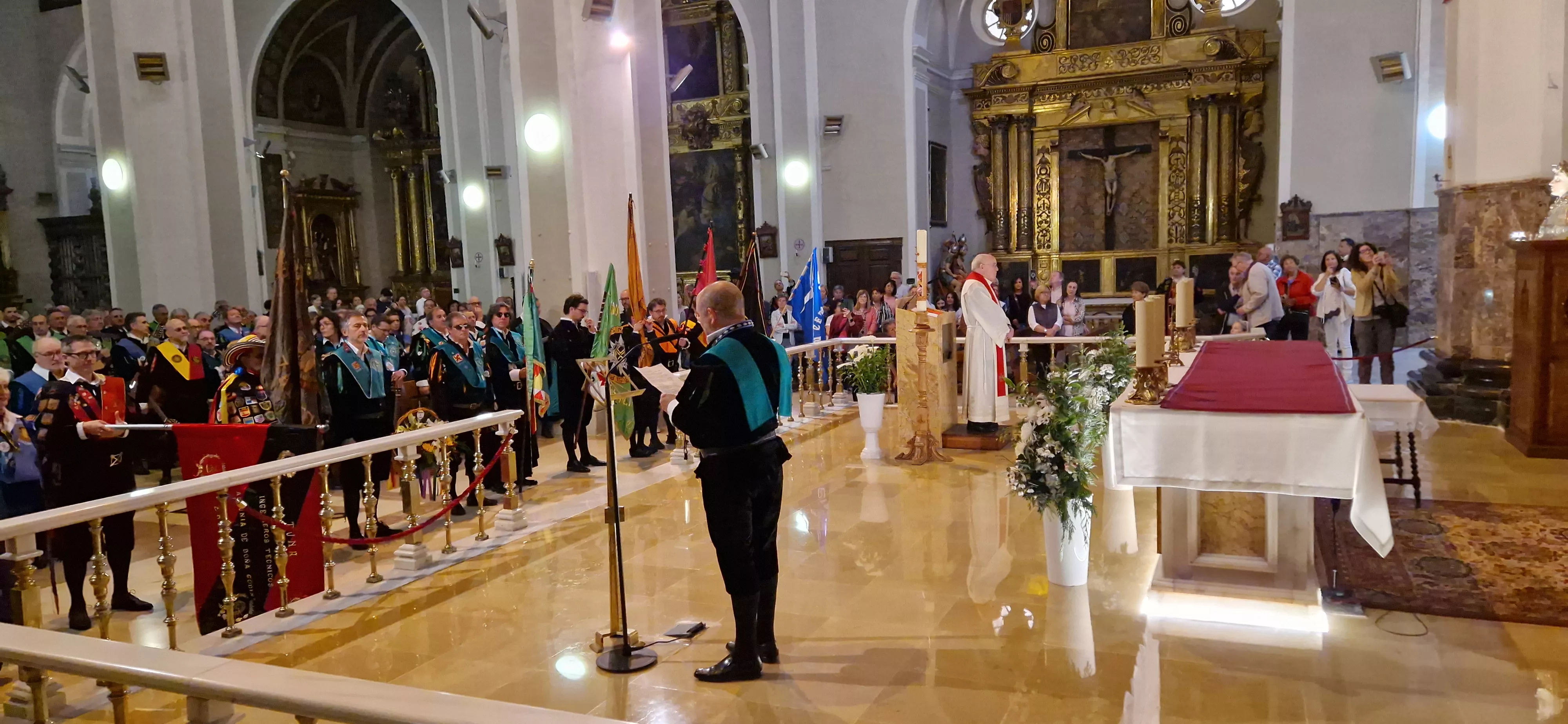 Ofrenda de los tunos en la Basílica de San Lorenzo. Foto Myriam Martínez