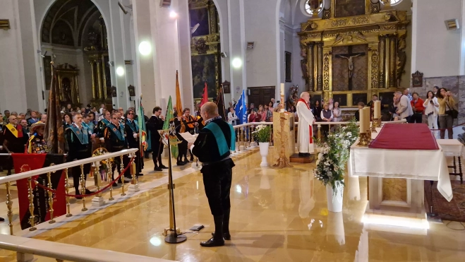 Ofrenda de los tunos en la Basílica de San Lorenzo. Foto Myriam Martínez