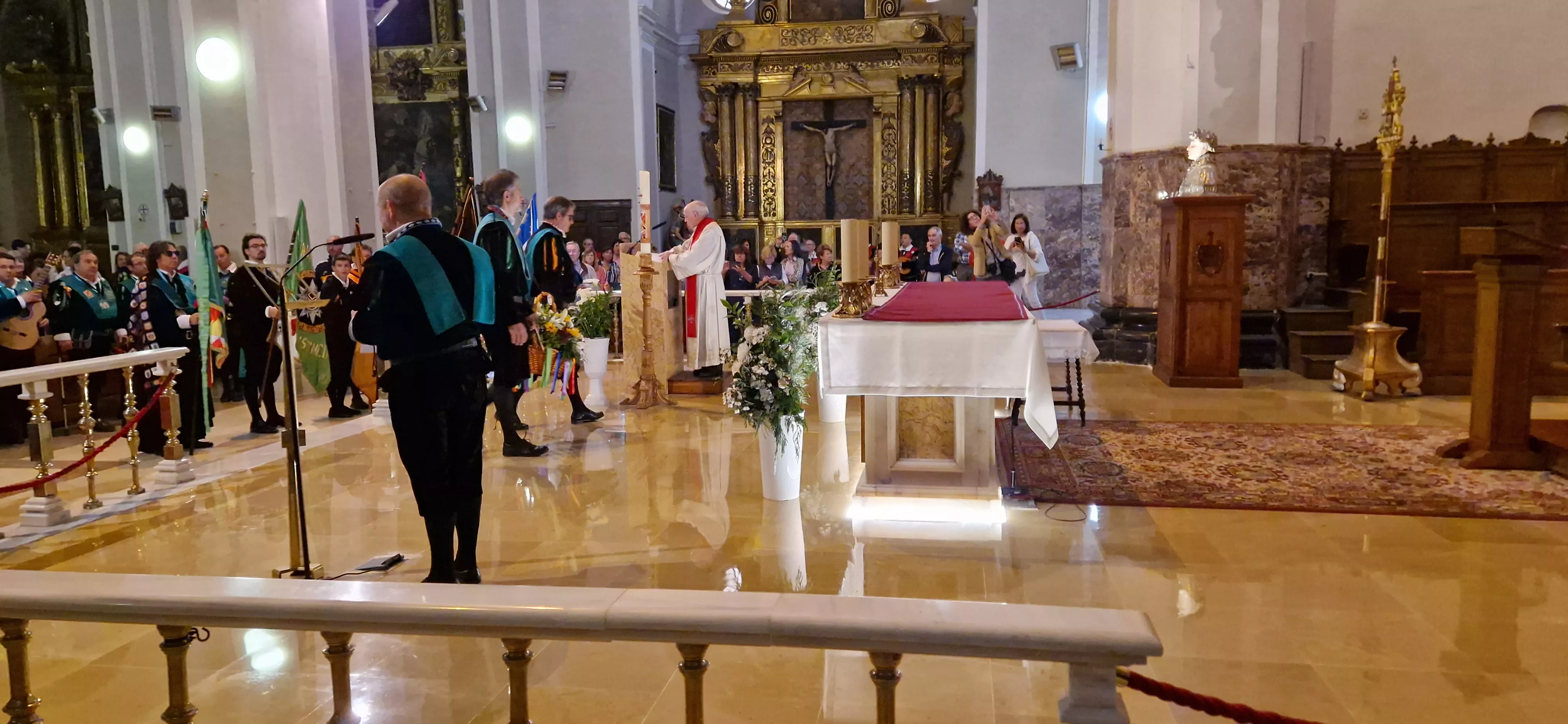 Ofrenda de los tunos en la Basílica de San Lorenzo. Foto Myriam Martínez