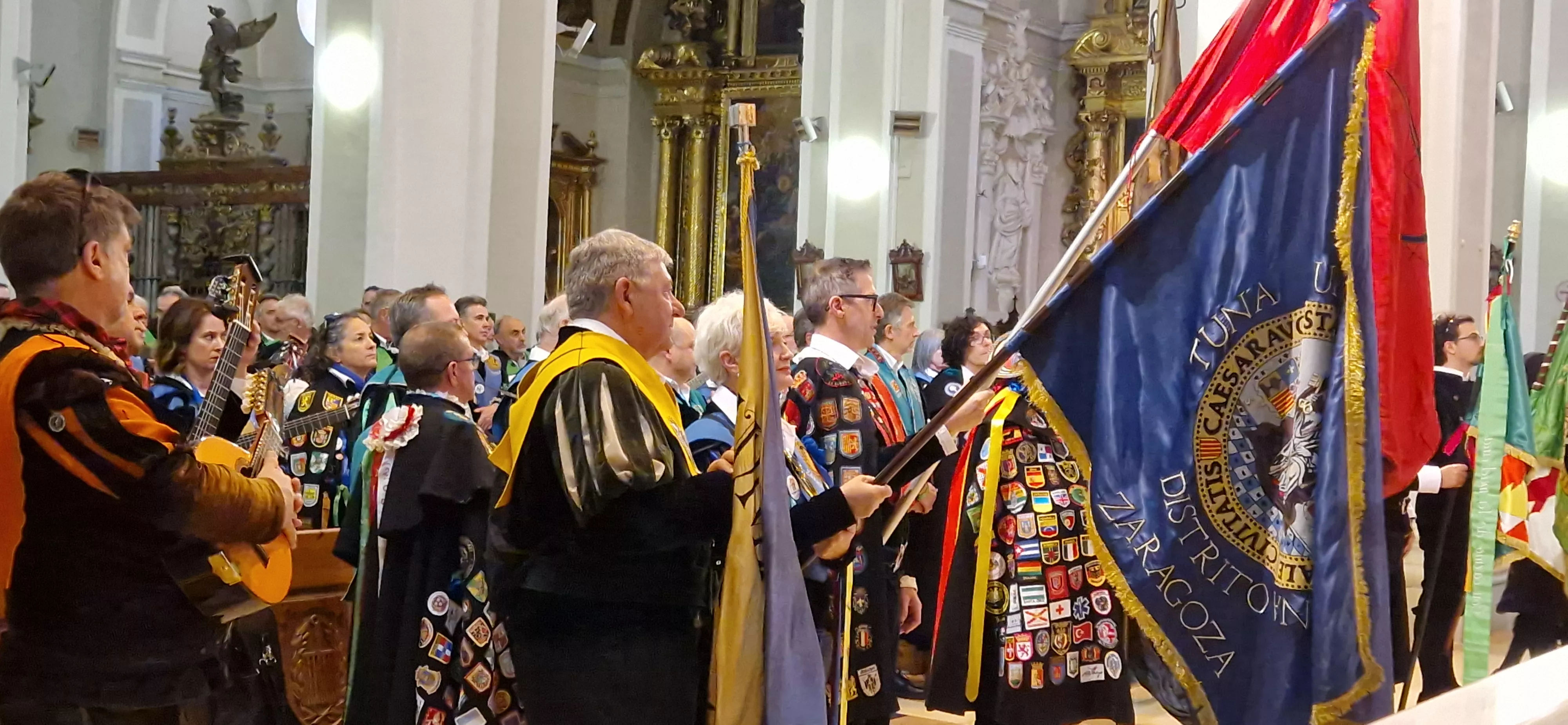 Ofrenda de los tunos en la Basílica de San Lorenzo. Foto Myriam Martínez