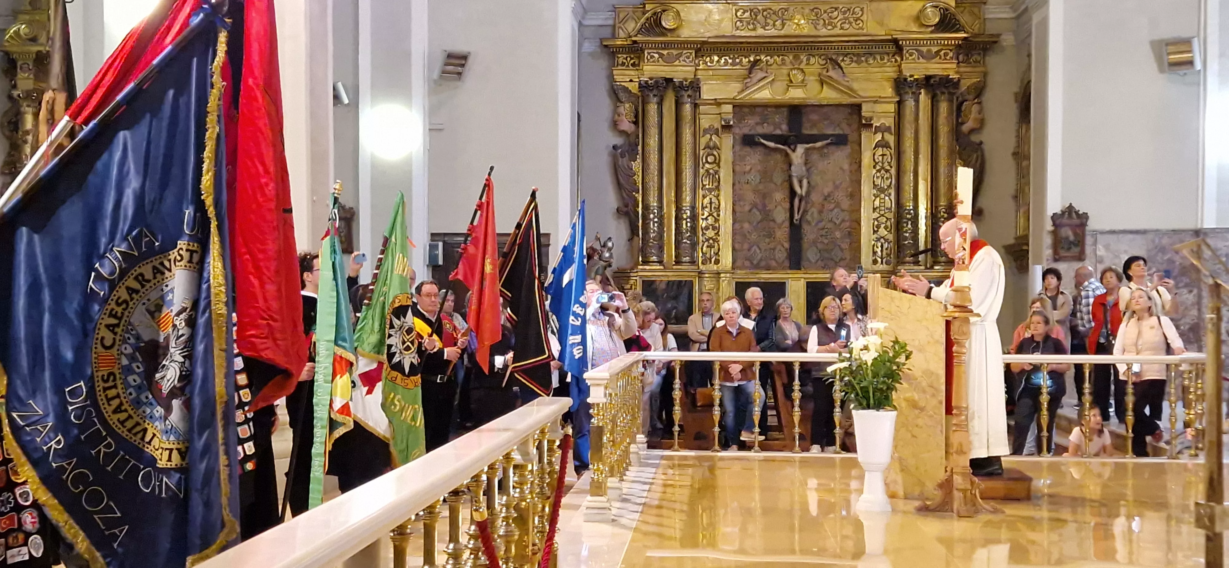 Ofrenda de los tunos en la Basílica de San Lorenzo. Foto Myriam Martínez