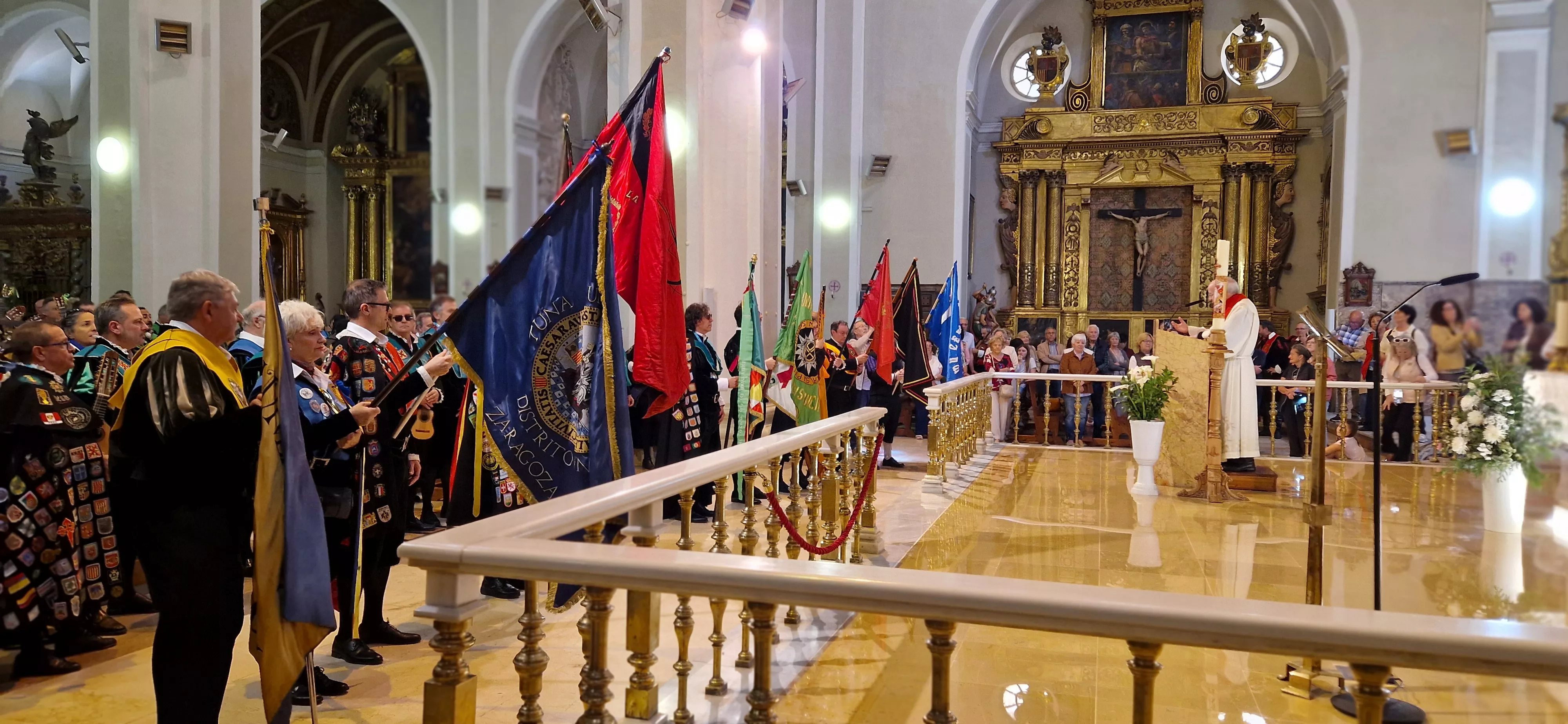 Ofrenda de los tunos en la Basílica de San Lorenzo. Foto Myriam Martínez