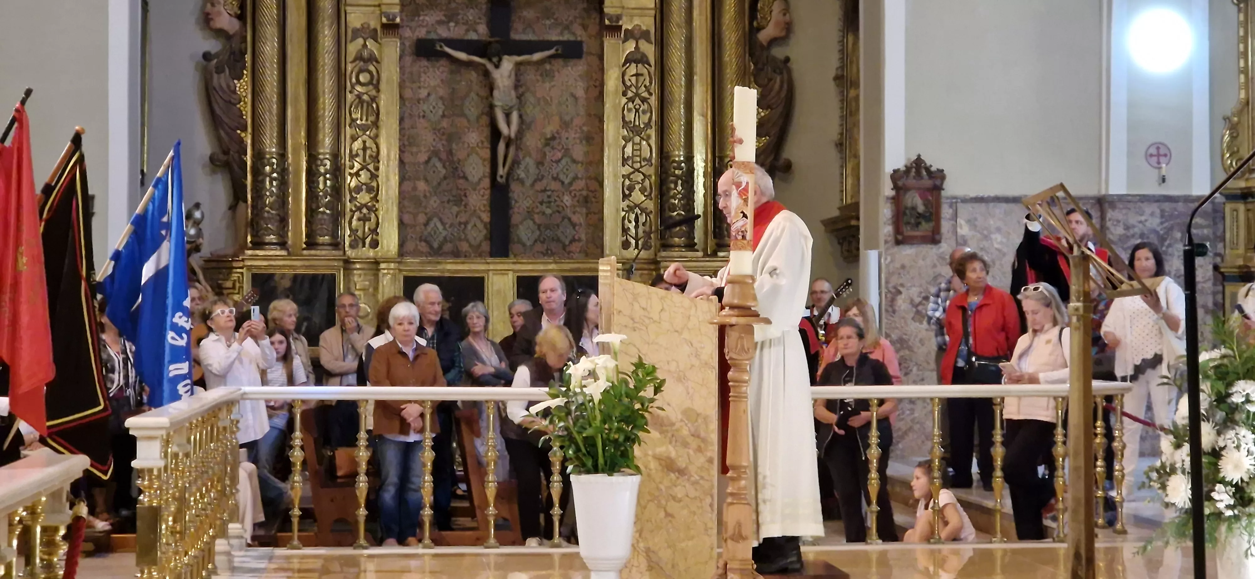 Ofrenda de los tunos en la Basílica de San Lorenzo. Foto Myriam Martínez