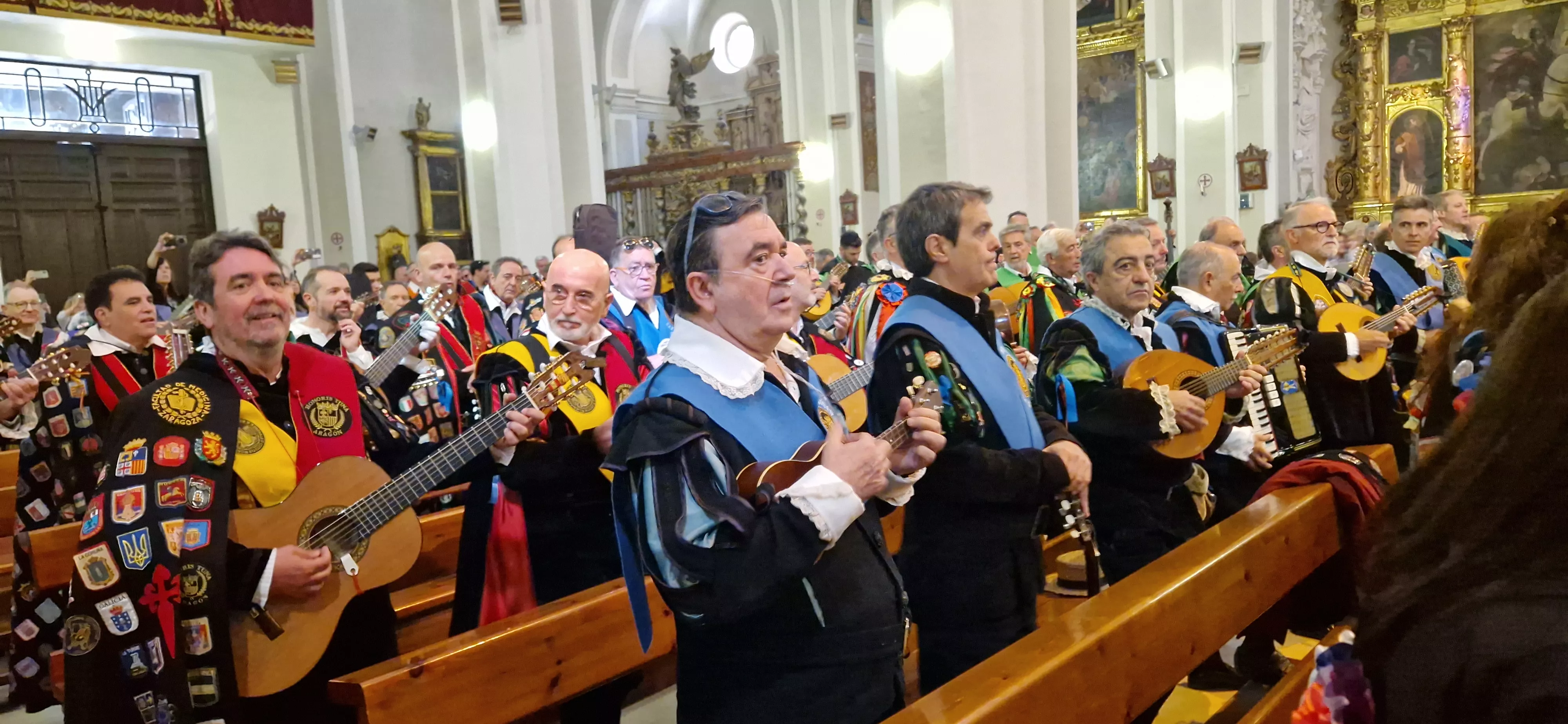 Ofrenda de los tunos en la Basílica de San Lorenzo. Foto Myriam Martínez
