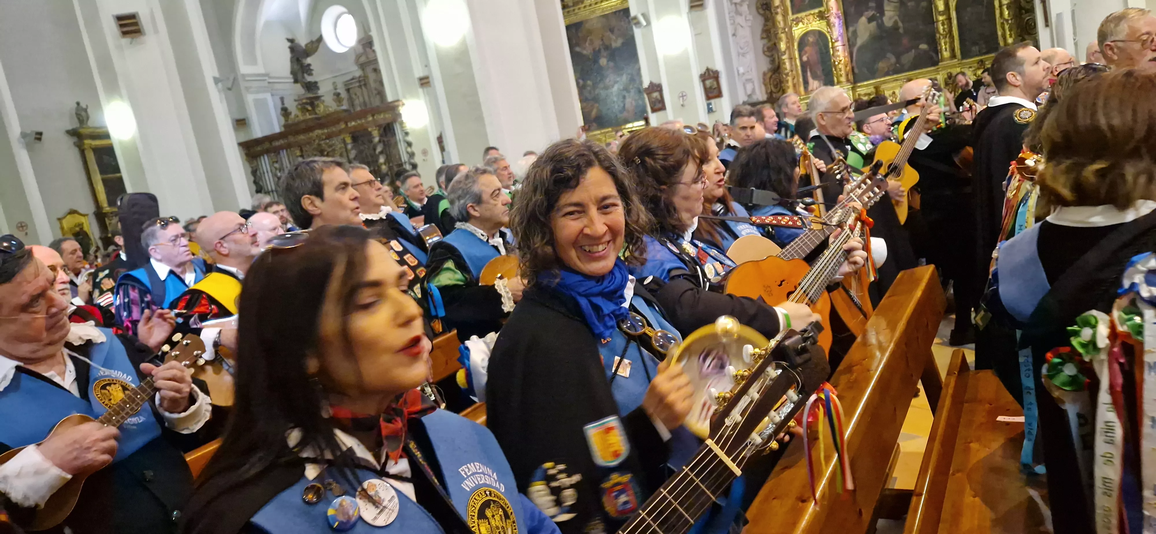 Ofrenda de los tunos en la Basílica de San Lorenzo. Foto Myriam Martínez