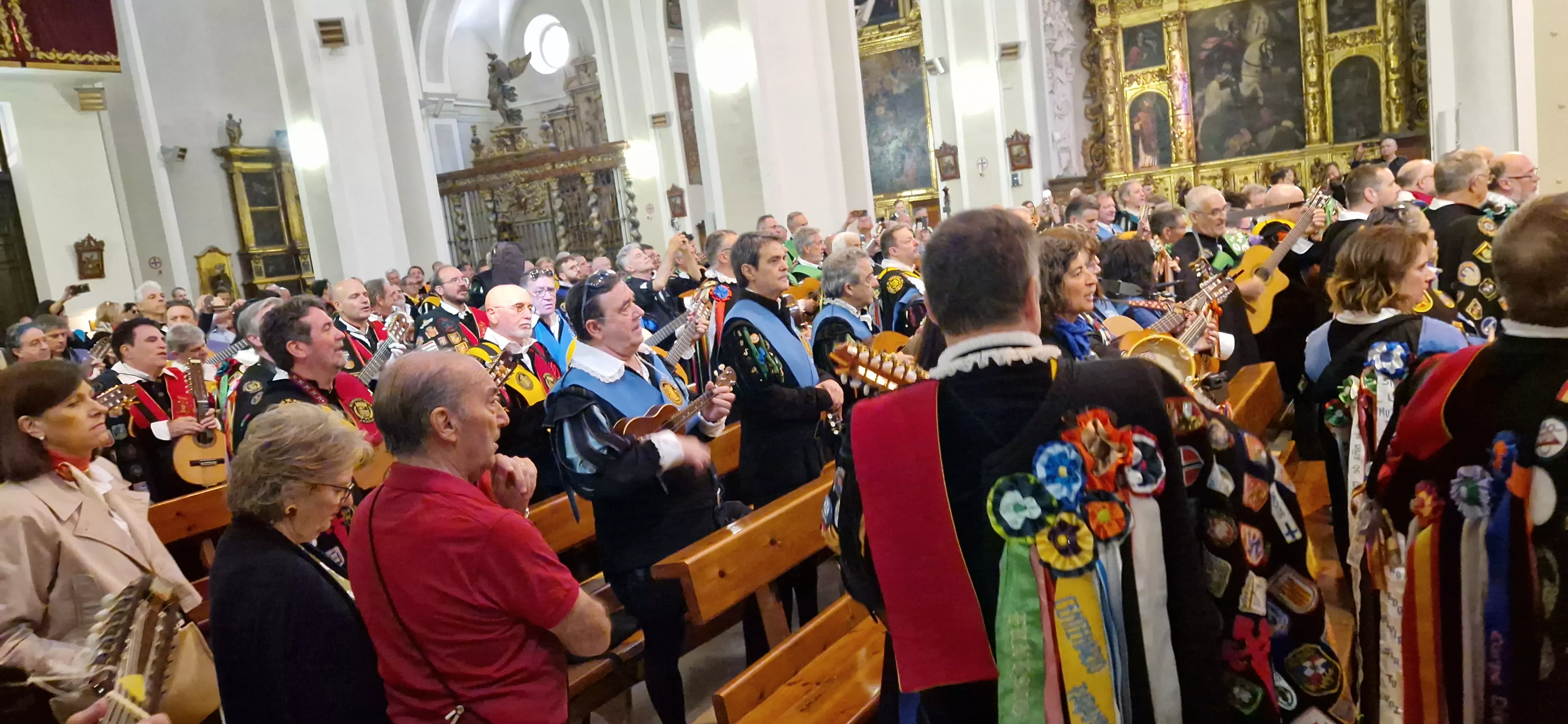Ofrenda de los tunos en la Basílica de San Lorenzo. Foto Myriam Martínez