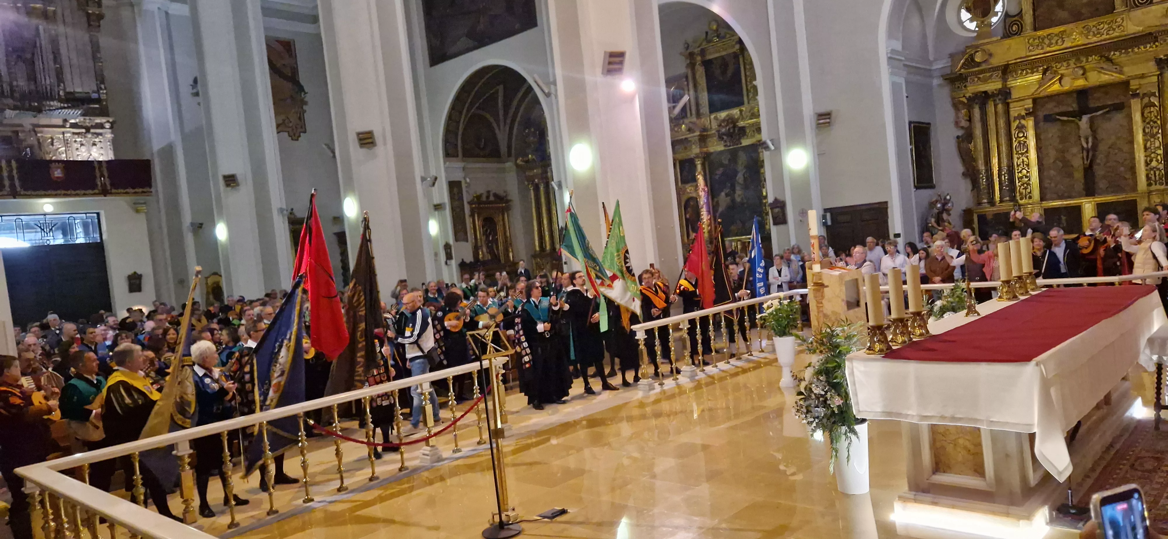 Ofrenda de los tunos en la Basílica de San Lorenzo. Foto Myriam Martínez