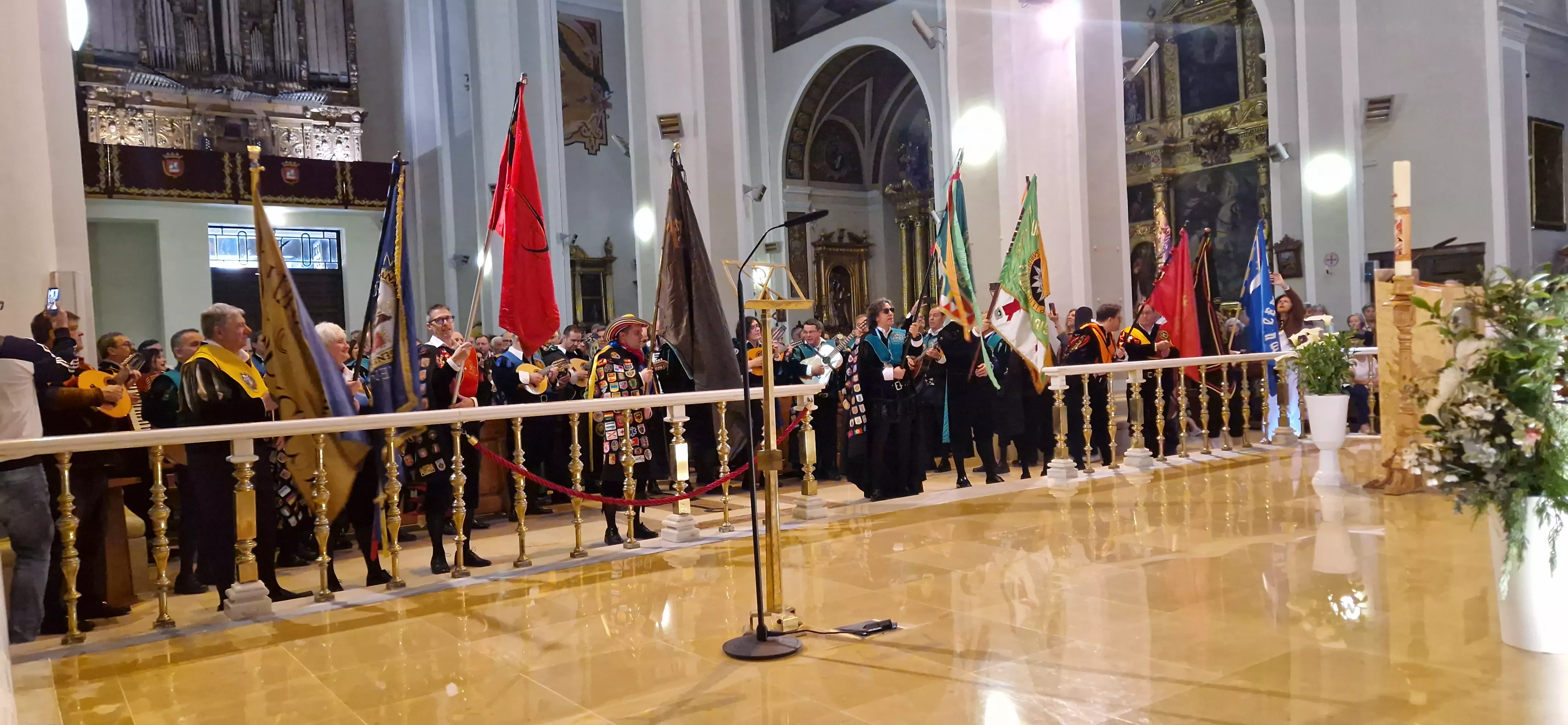 Ofrenda de los tunos en la Basílica de San Lorenzo. Foto Myriam Martínez