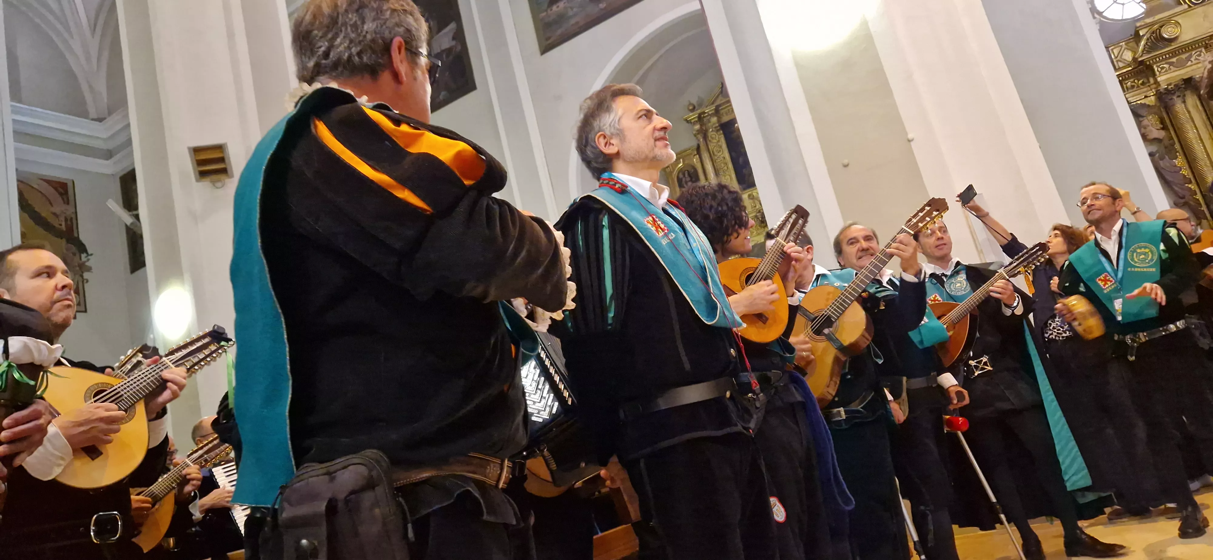 Ofrenda de los tunos en la Basílica de San Lorenzo. Foto Myriam Martínez