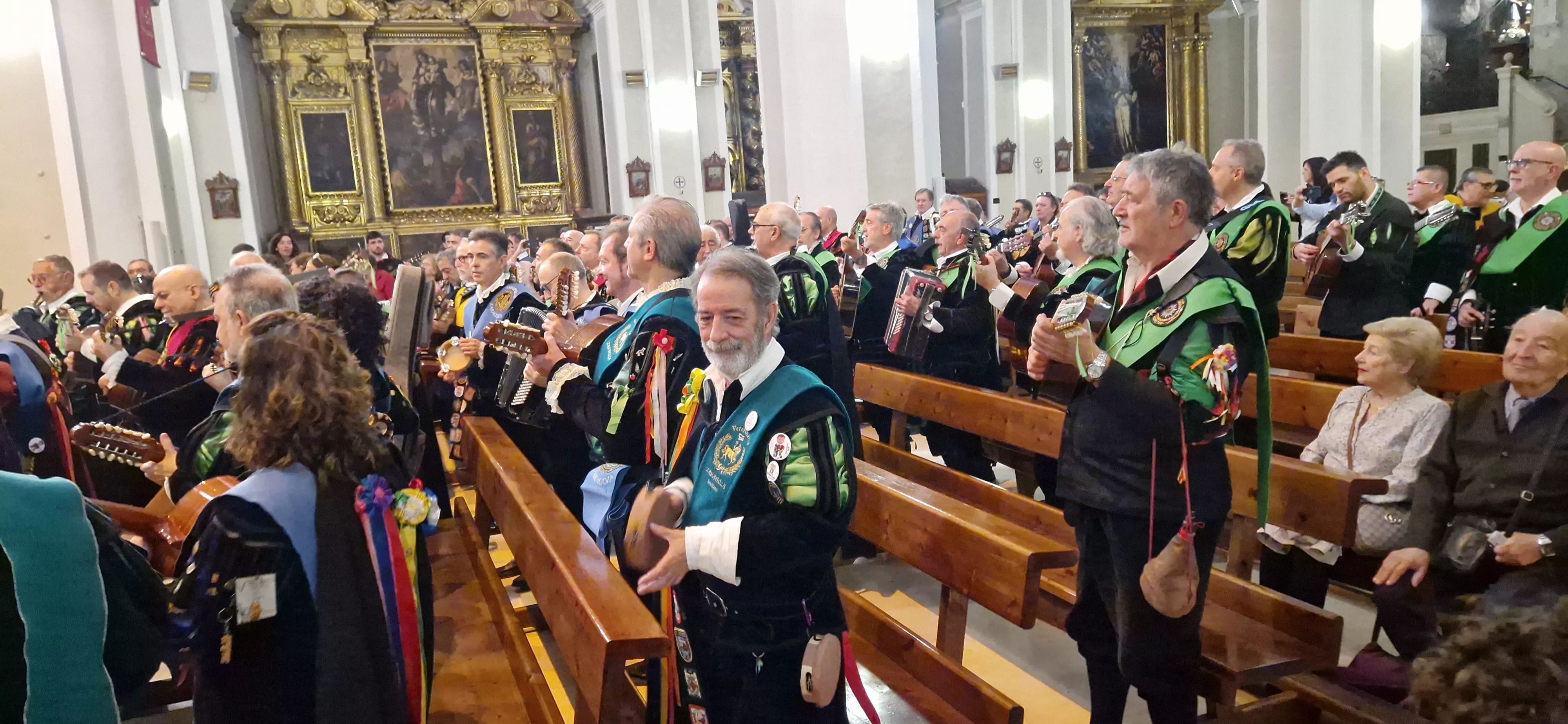 Ofrenda de los tunos en la Basílica de San Lorenzo. Foto Myriam Martínez