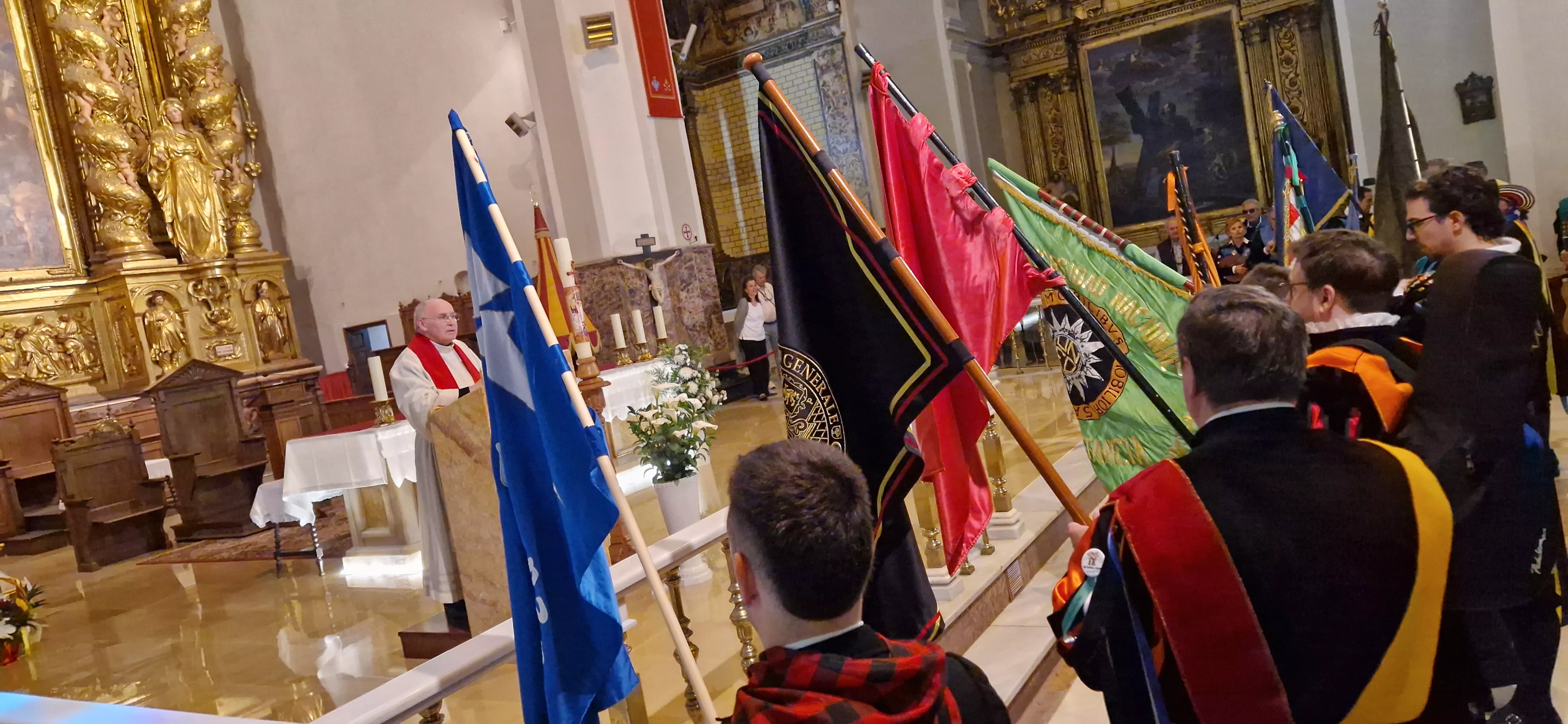 Ofrenda de los tunos en la Basílica de San Lorenzo. Foto Myriam Martínez