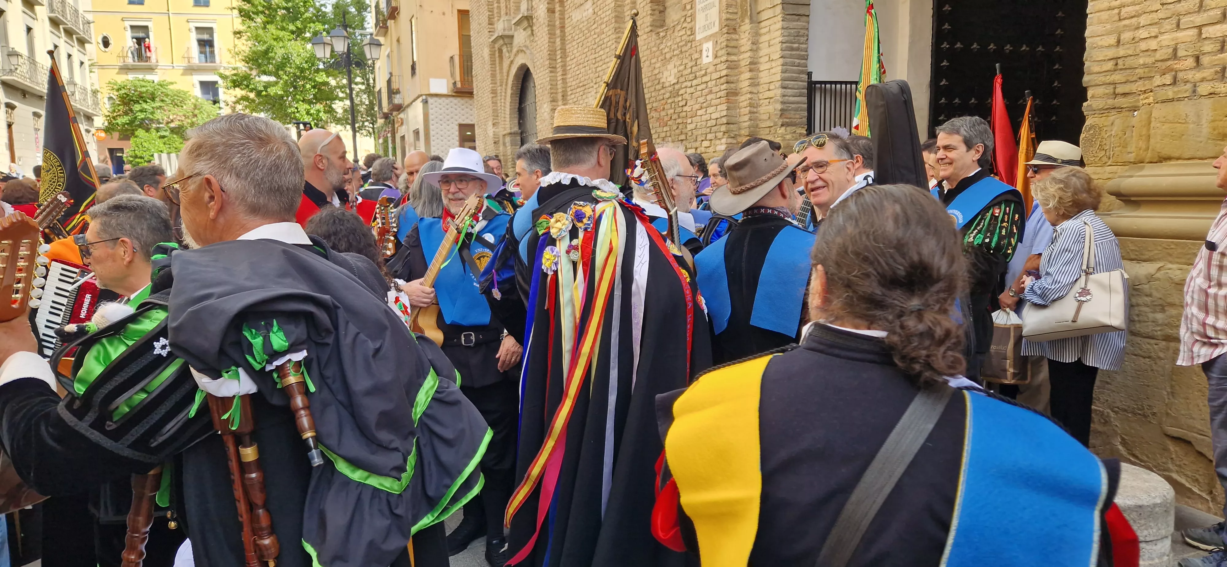 Pasacalles de los tunos. Foto Myriam Martínez