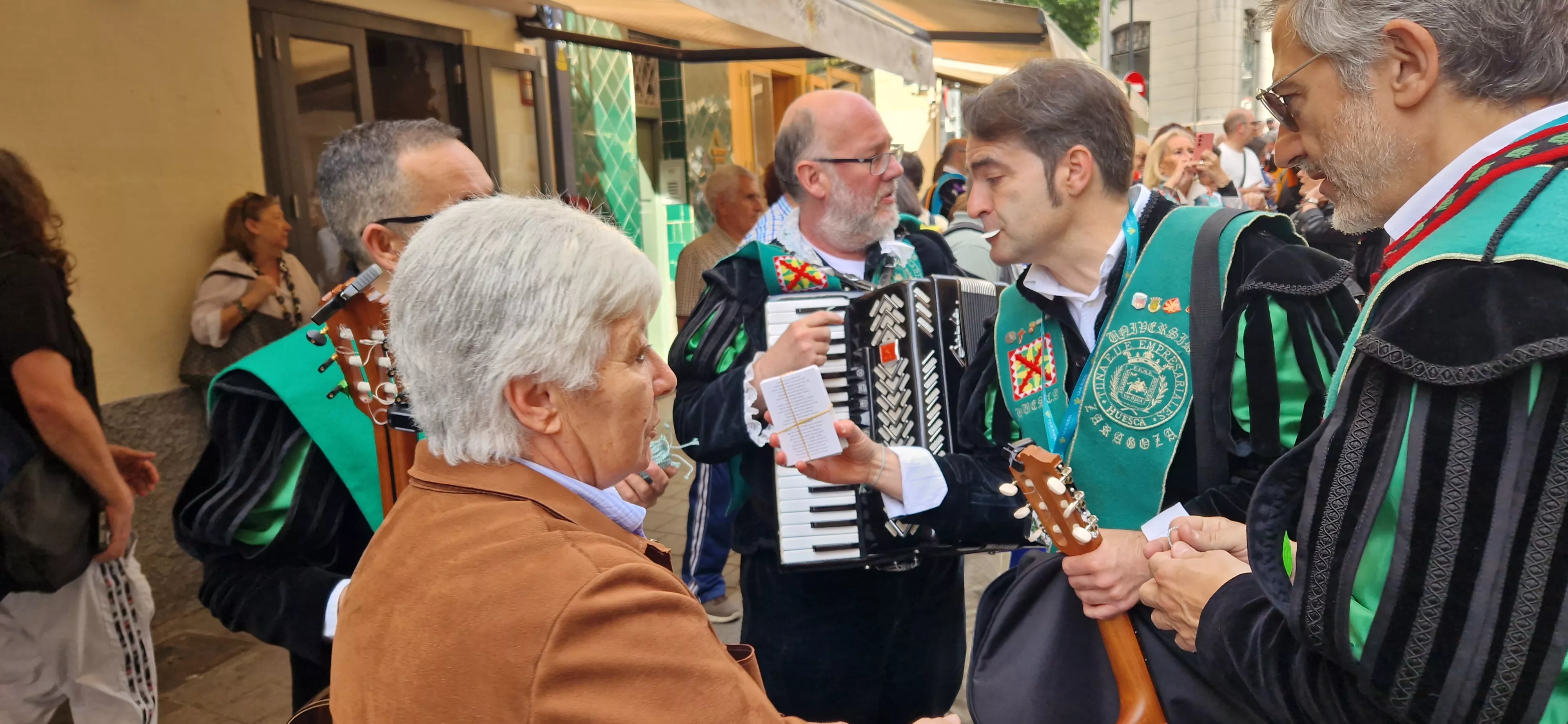 Pasacalles de los tunos. Foto Myriam Martínez