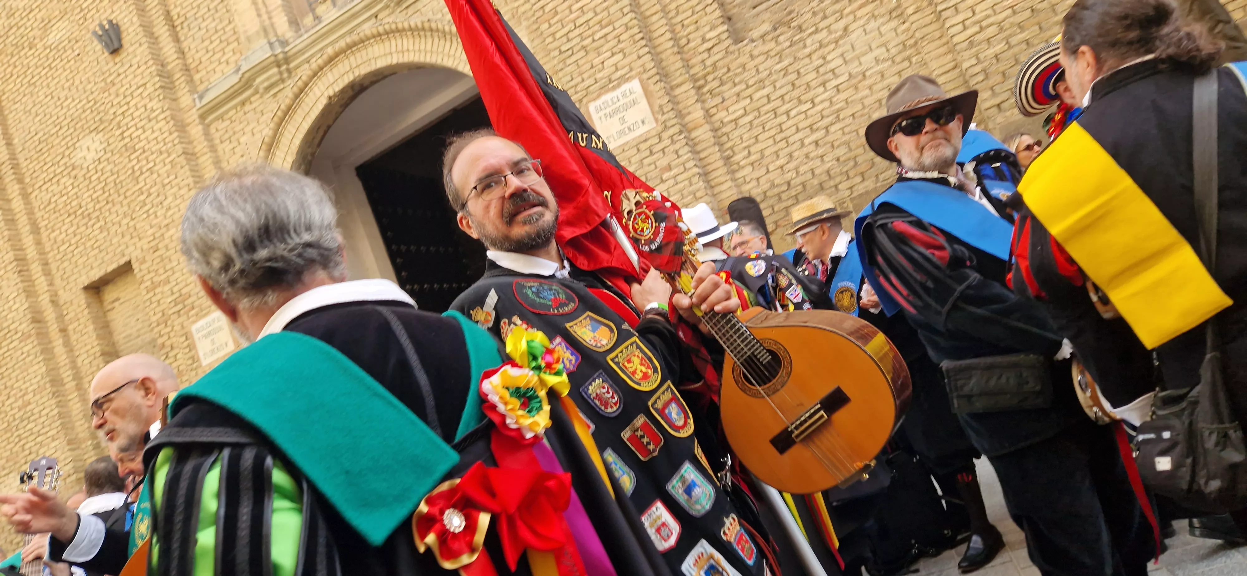 Pasacalles de los tunos. Foto Myriam Martínez