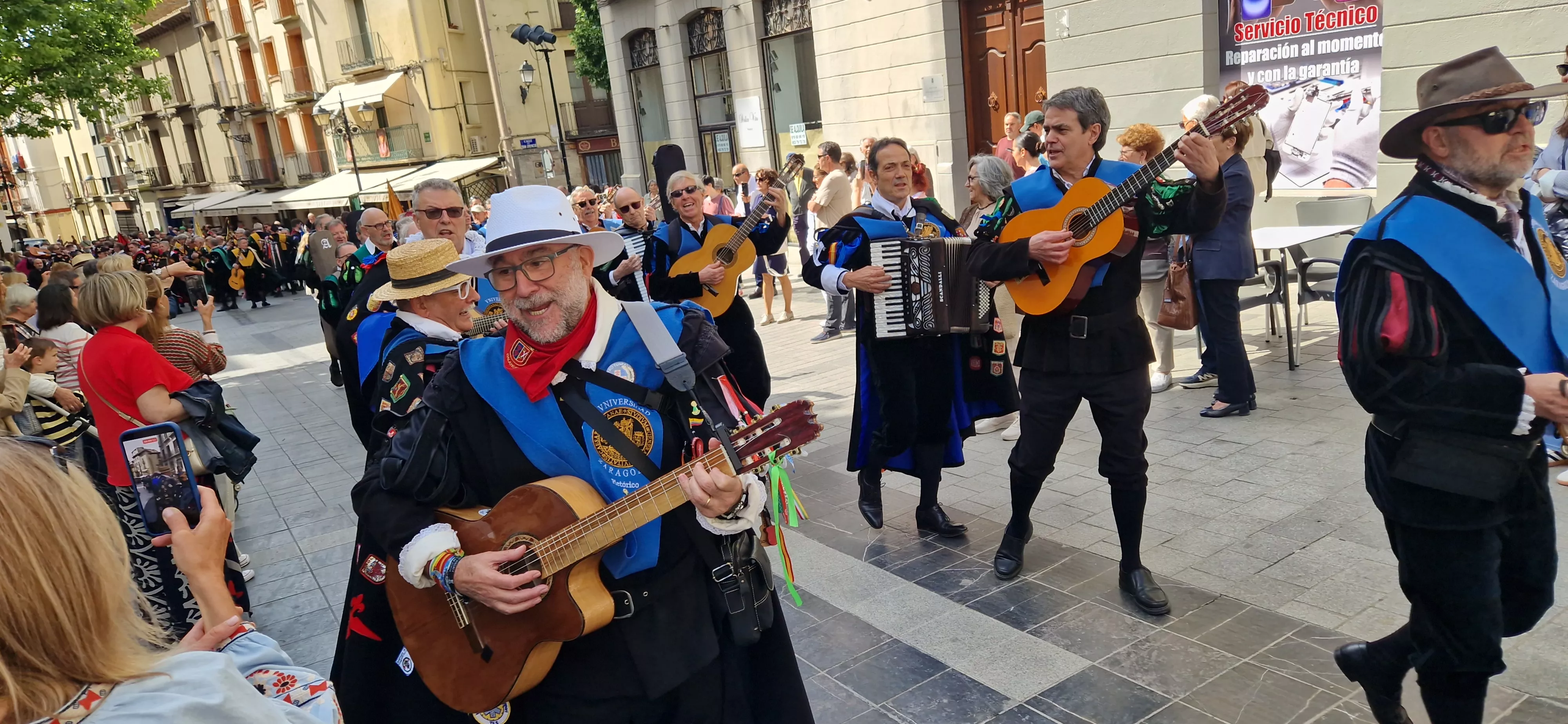 Pasacalles de los tunos. Foto Myriam Martínez