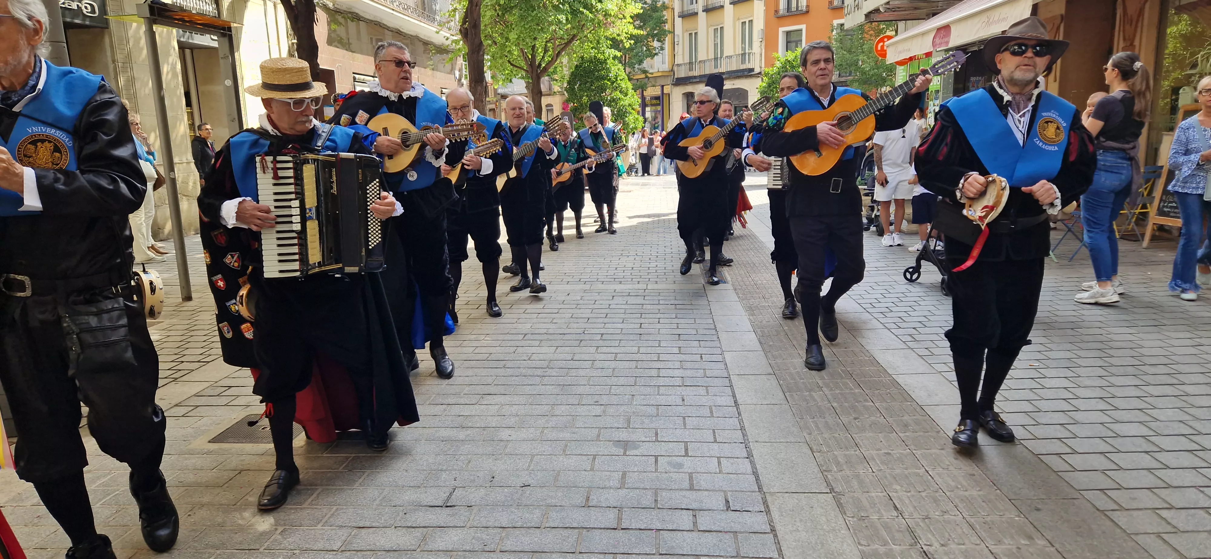 Pasacalles de los tunos. Foto Myriam Martínez