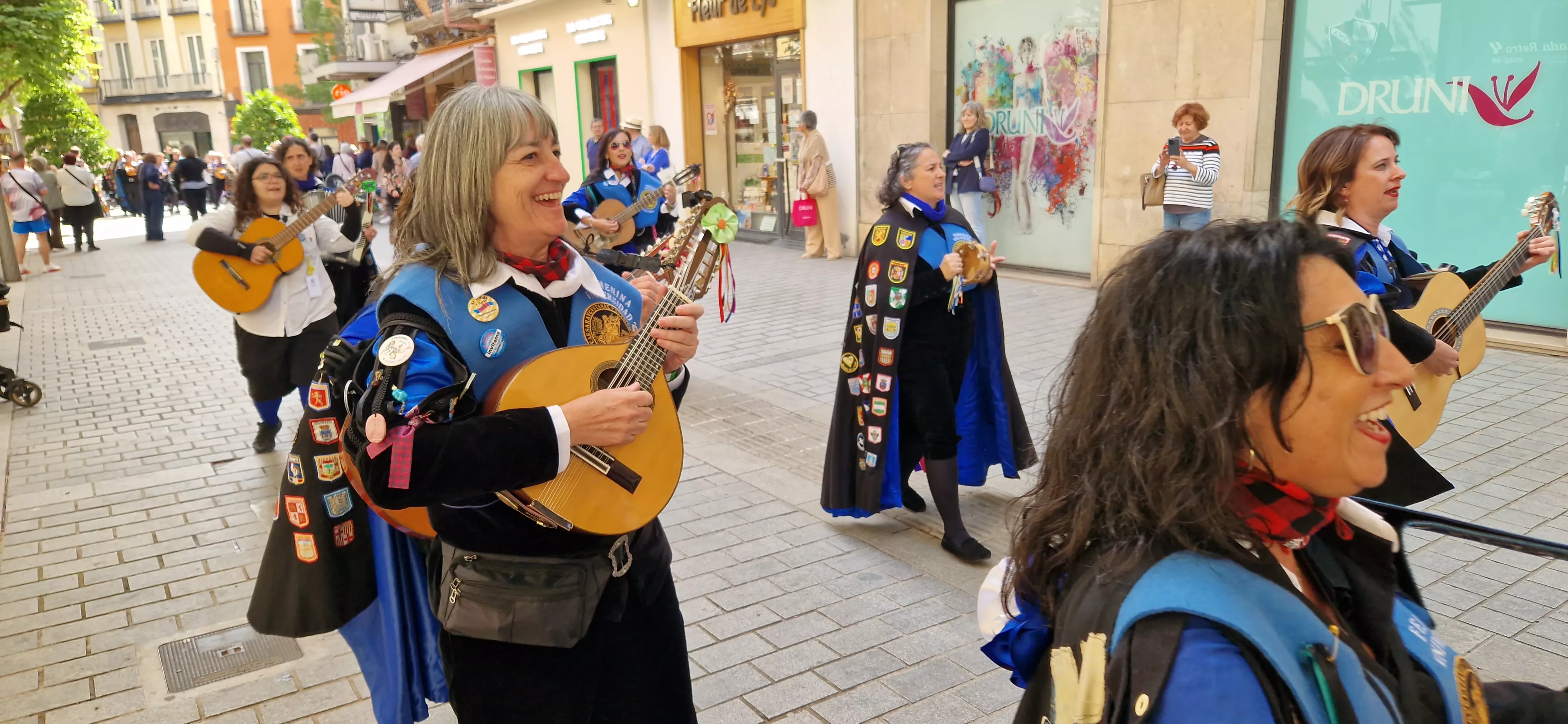 Pasacalles de los tunos. Foto Myriam Martínez