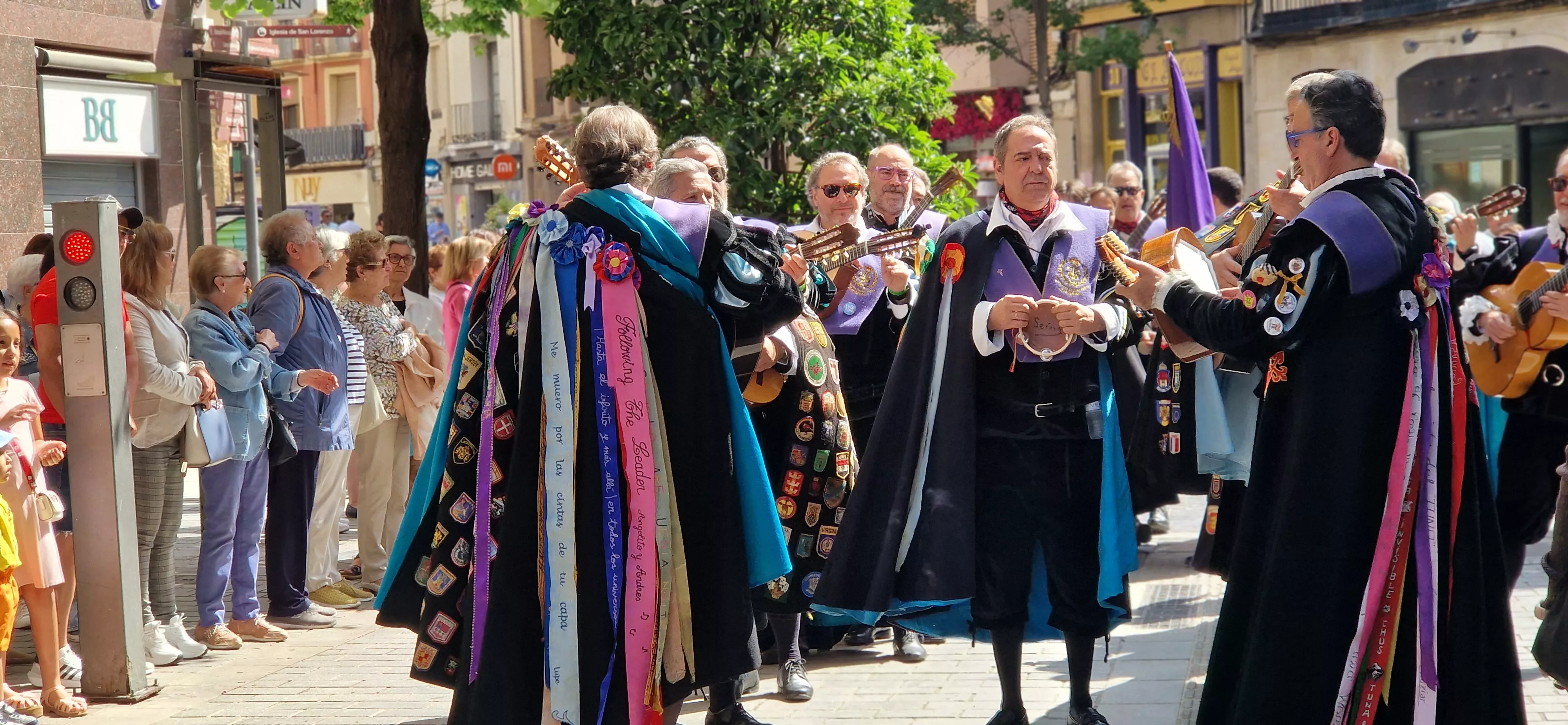 Pasacalles de los tunos. Foto Myriam Martínez