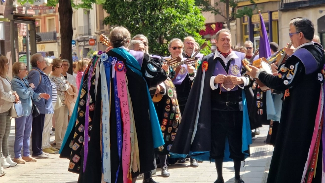 Pasacalles de los tunos. Foto Myriam Martínez