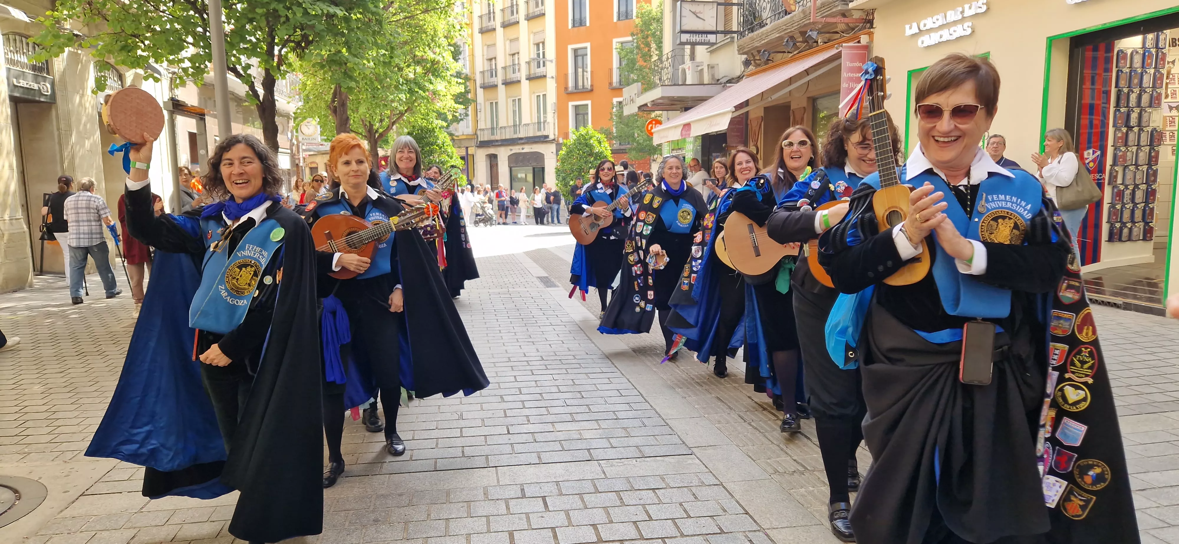 Pasacalles de los tunos y Ofrenda en la Basílica de San Lorenzo. Foto Myriam Martínez