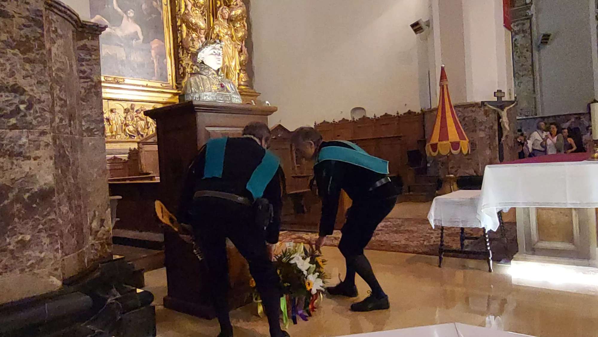 Ofrenda de los tunos en la Basílica de San Lorenzo. Foto Mercedes Manterola