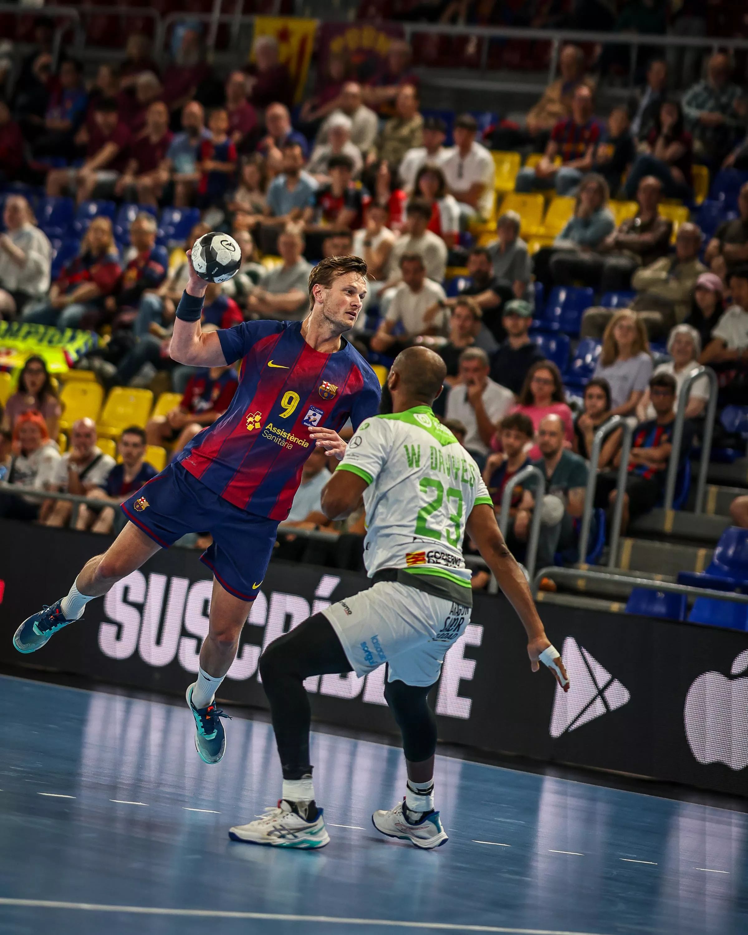 Wilson Davyes intenta detener a Carlsbogard en el Barcelona Bada Huesca. Foto Joan Vidal