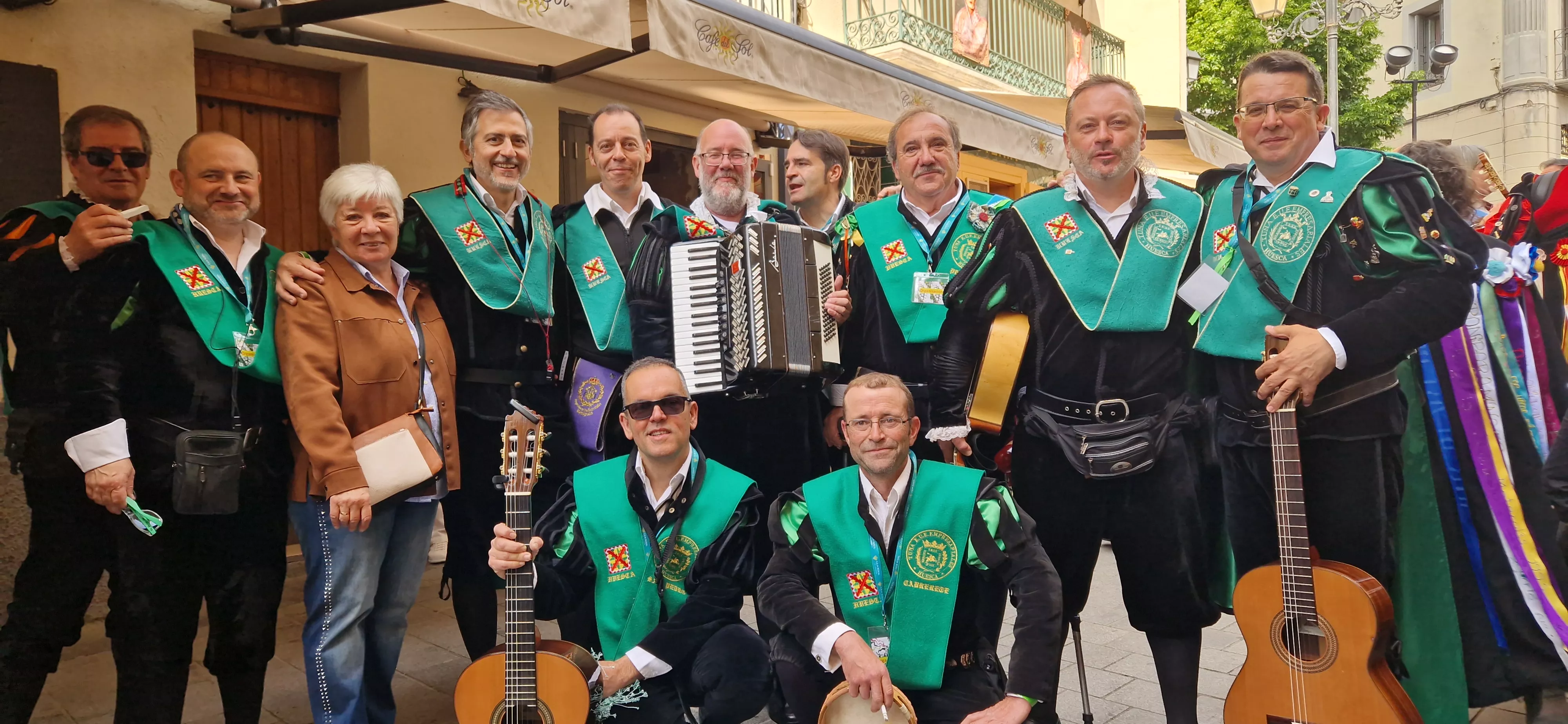 Mary, con los miembros de la Tuna de Empresariales. Foto Myriam Martínez