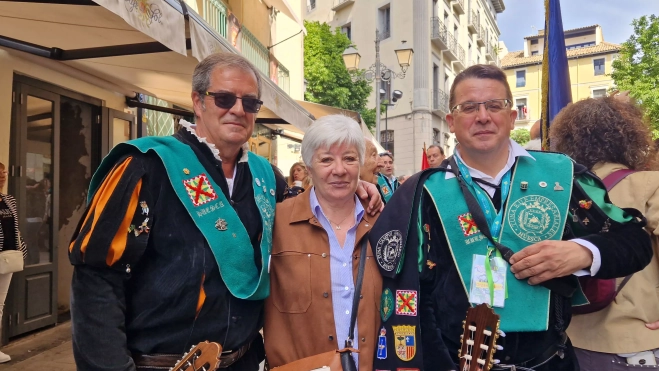 Mary, con dos de los tunos. Foto Myriam Martínez