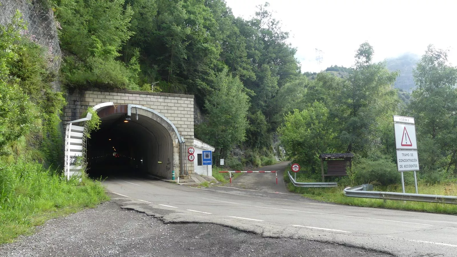 Cortes nocturnos en la A-136 por obras de asfaltado en el túnel de Escarra.