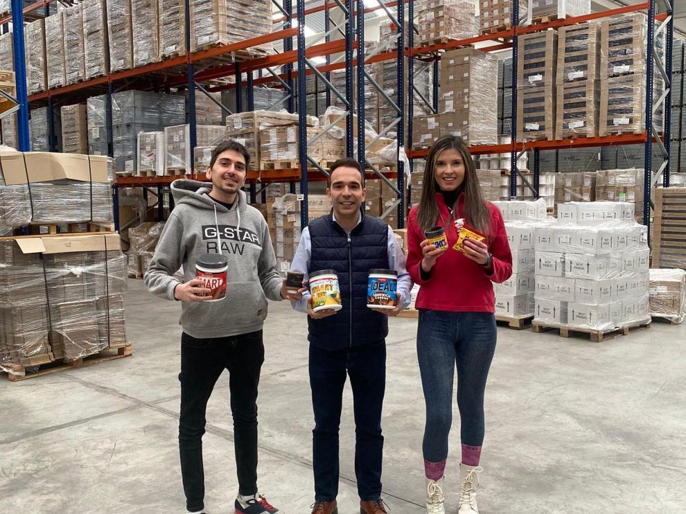 El concejal Jesús Guerrero con responsables de la empresa de alimentación saludable  FITstore.