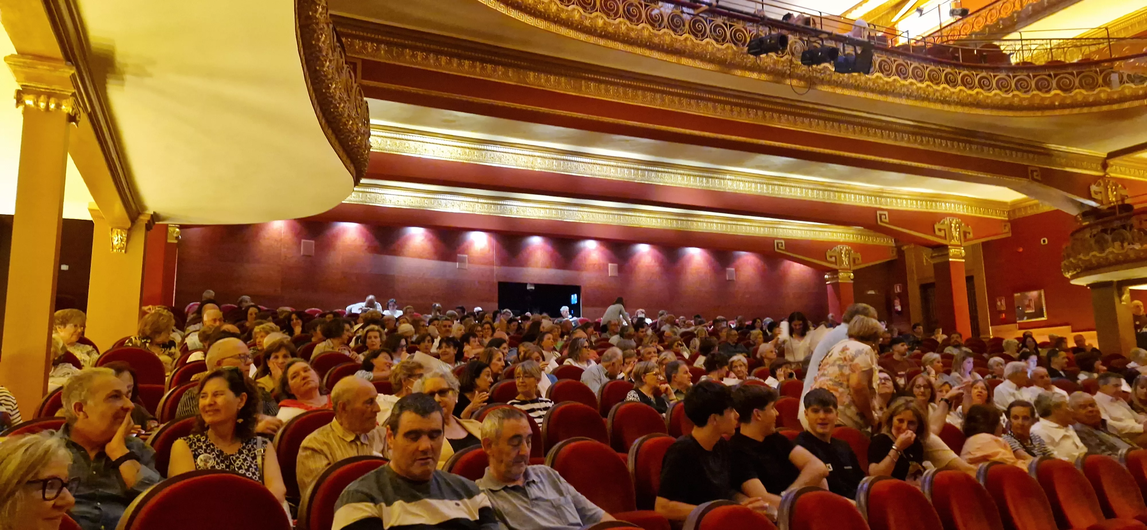 Actuación de las tunas en el Teatro Olimpia. Foto Myriam Martínez