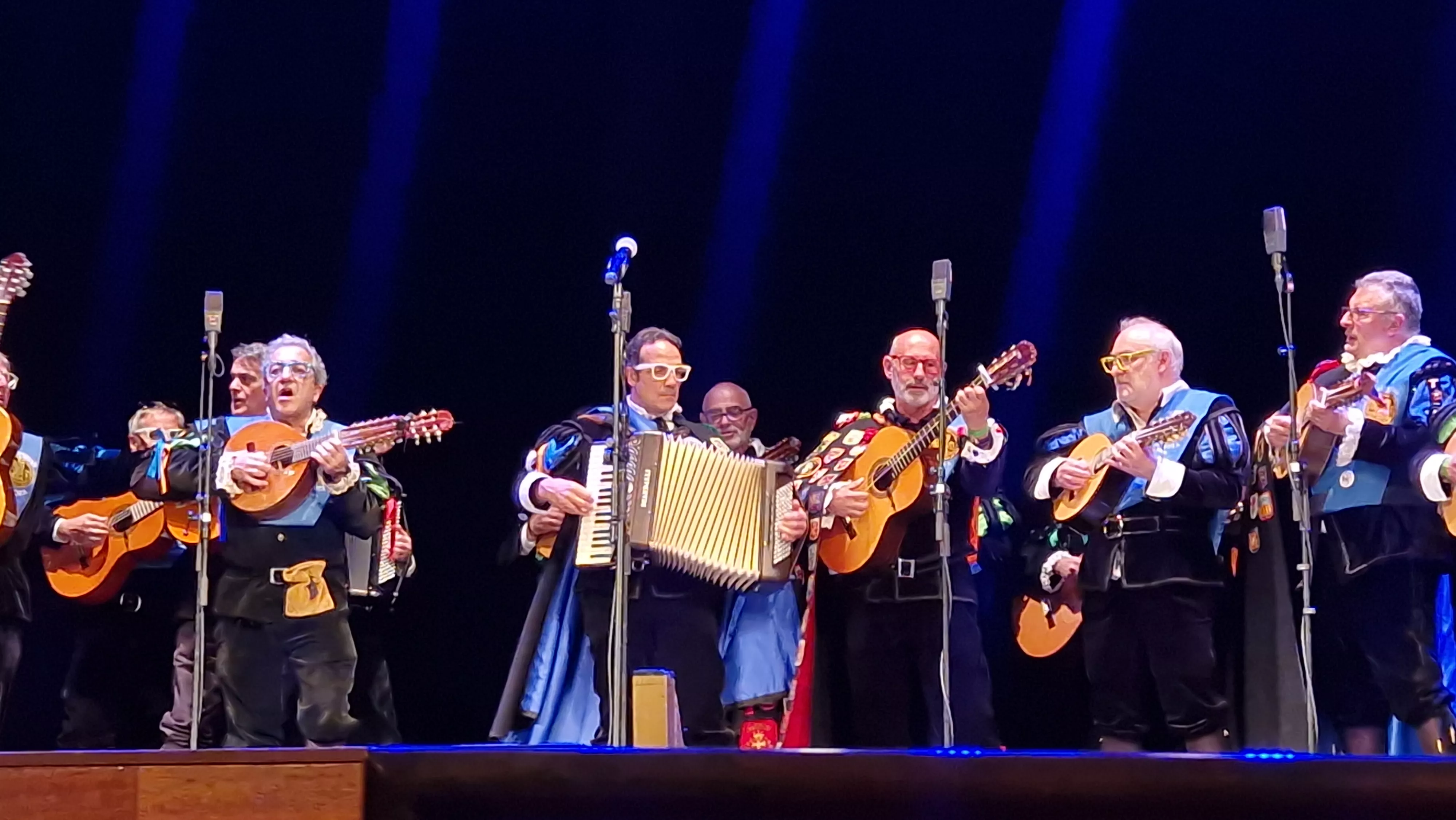 Actuación de las tunas en el Teatro Olimpia. Foto Myriam Martínez