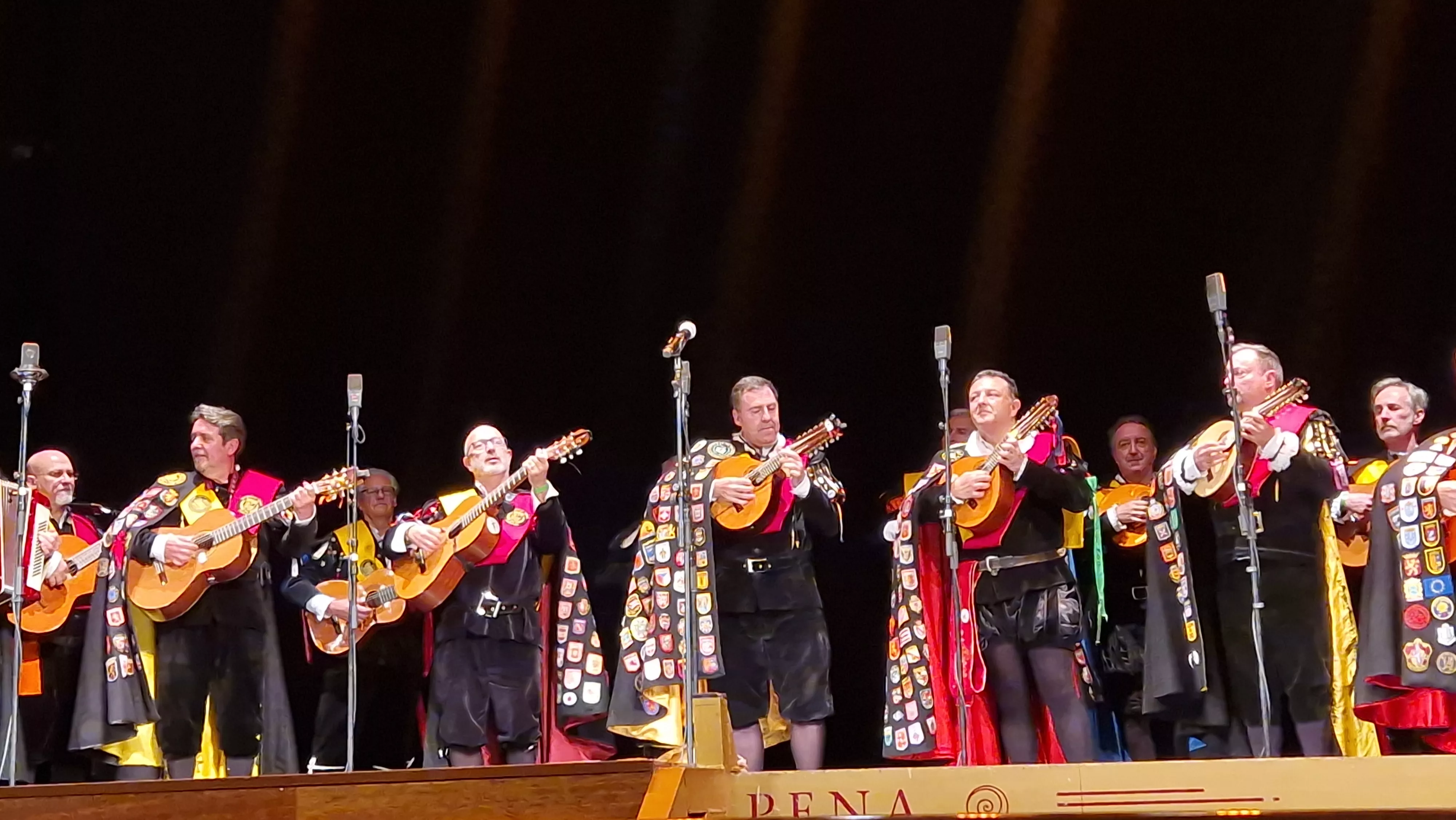 Actuación de las tunas en el Teatro Olimpia. Foto Myriam Martínez