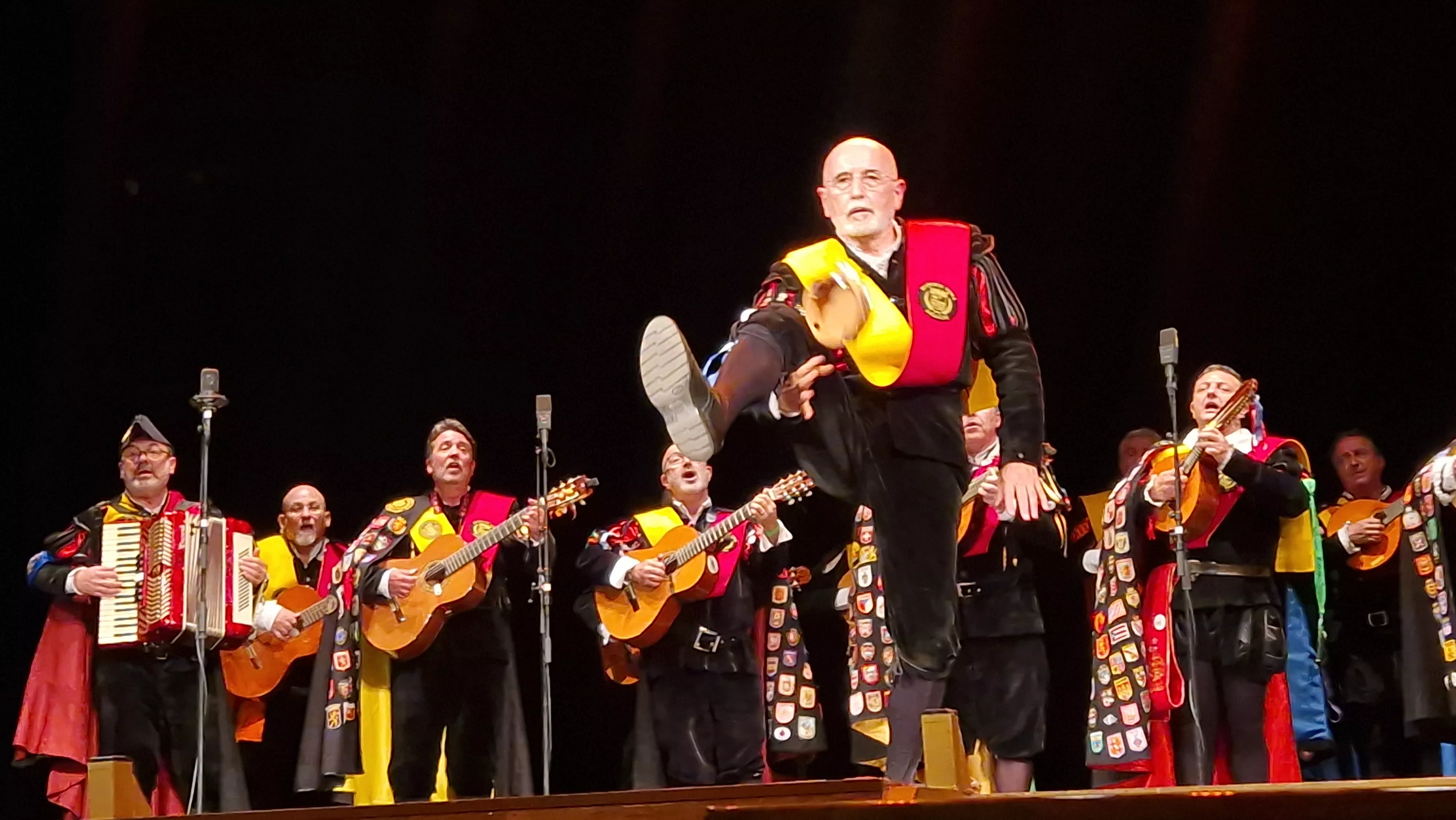 Actuación de las tunas en el Teatro Olimpia. Foto Myriam Martínez