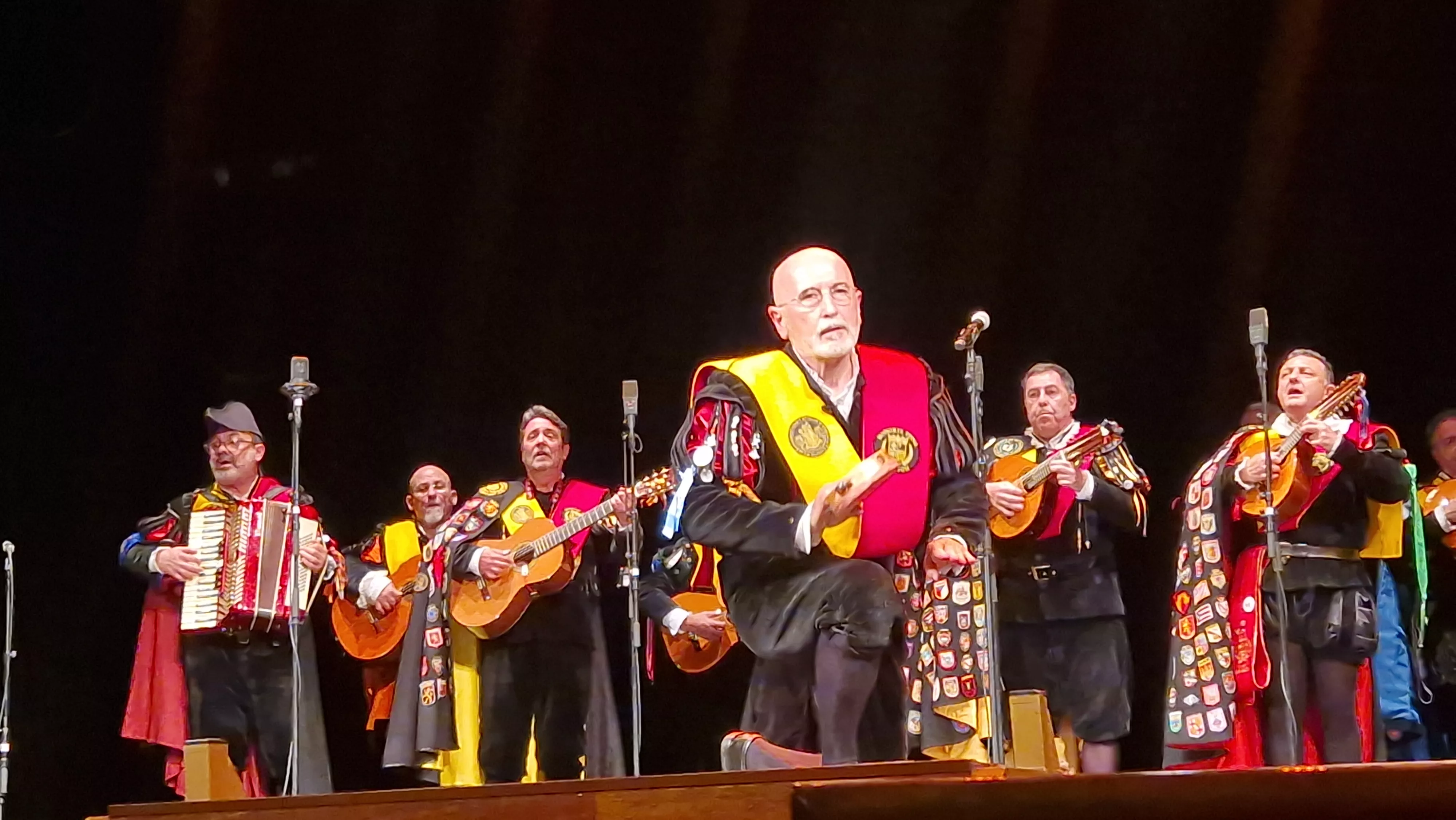 Actuación de las tunas en el Teatro Olimpia. Foto Myriam Martínez