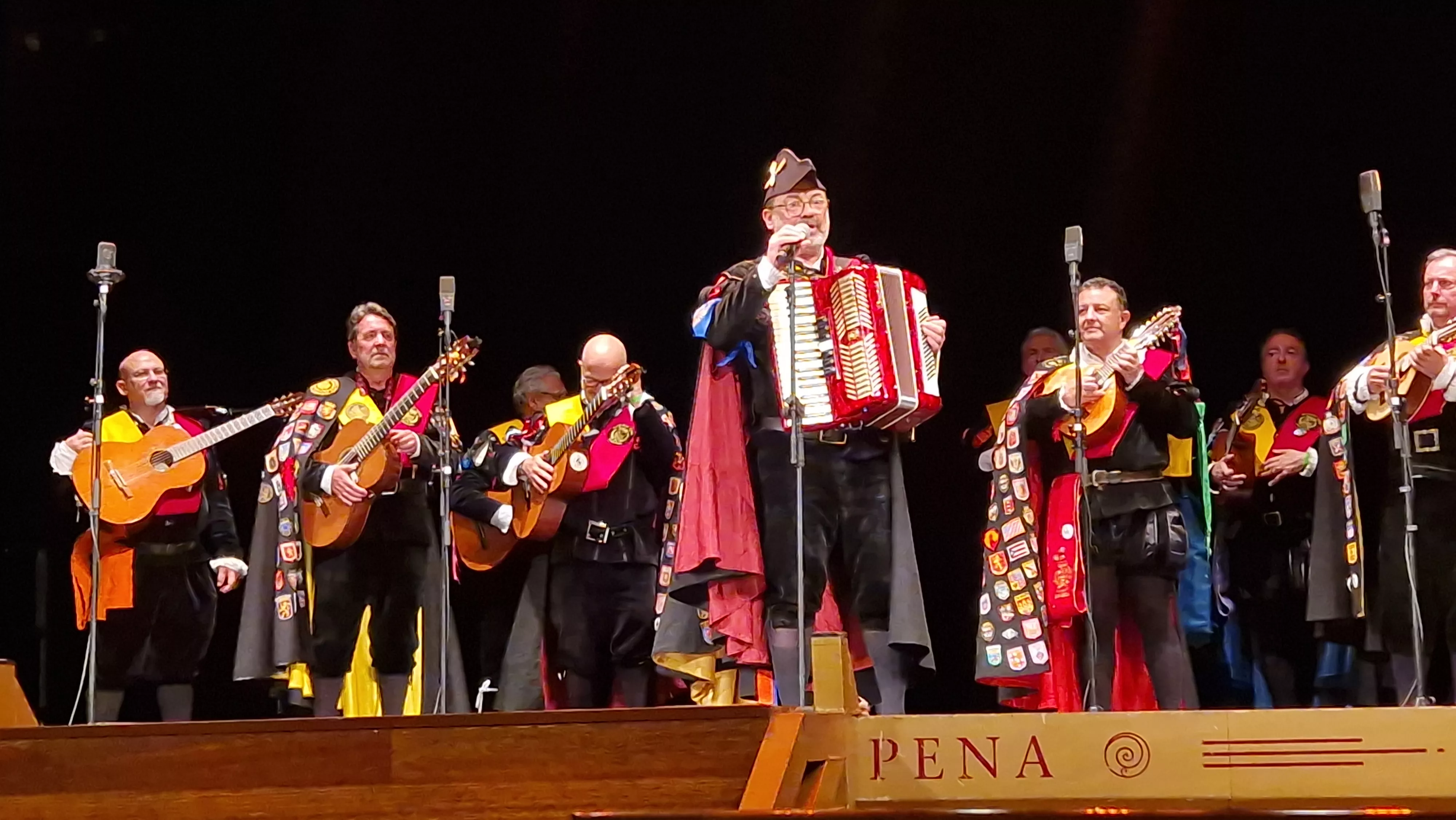Actuación de las tunas en el Teatro Olimpia. Foto Myriam Martínez
