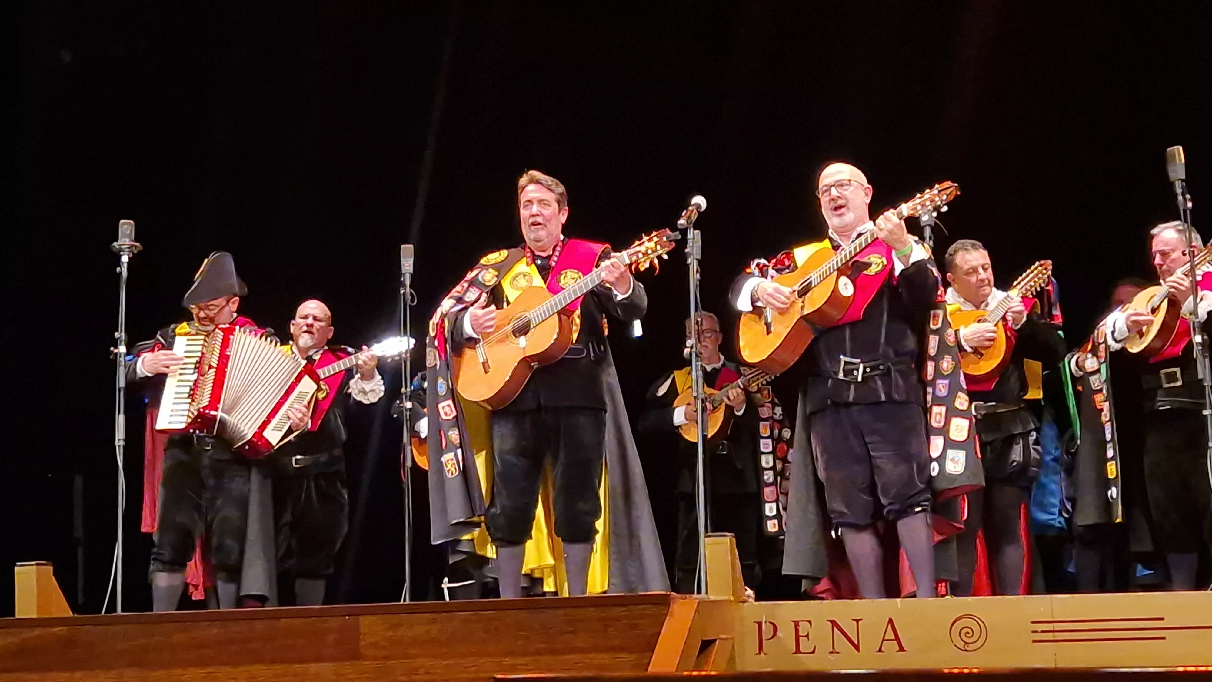 Actuación de las tunas en el Teatro Olimpia. Foto Myriam Martínez