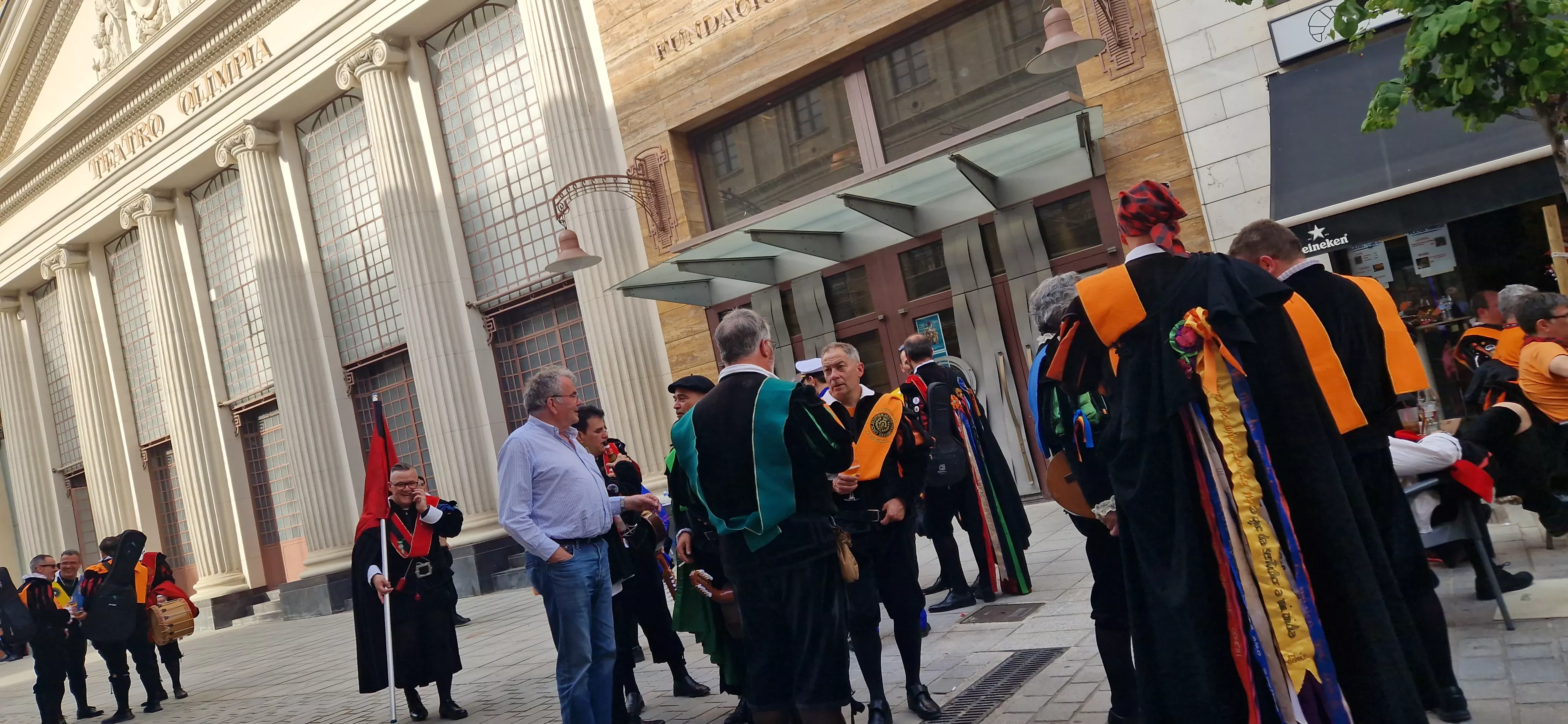 Actuación de las tunas en el Teatro Olimpia. Foto Myriam Martínez