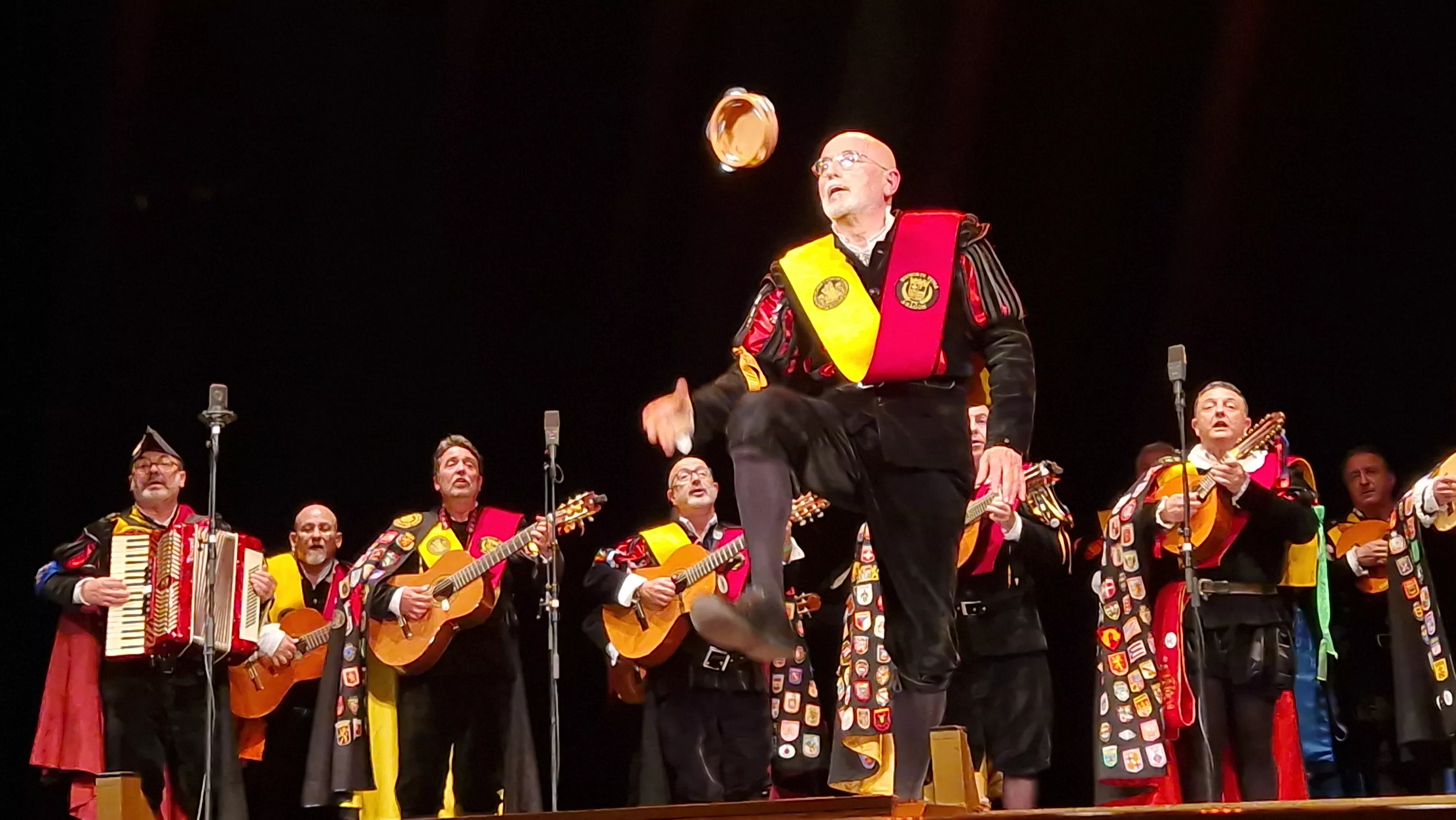 Actuación de las tunas en el Teatro Olimpia. Foto Myriam Martínez